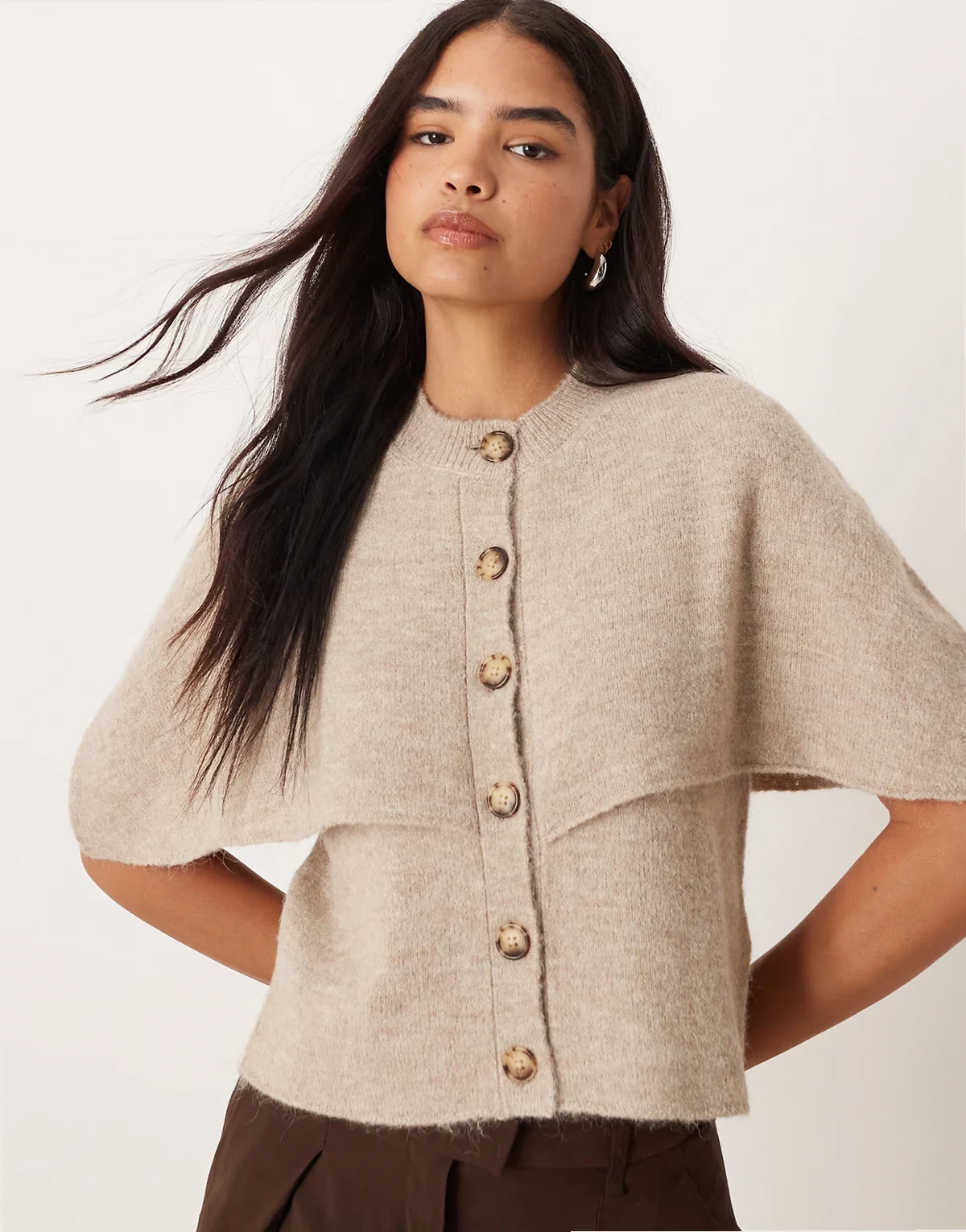 – Cape-Strickjacke in Maulwurfbraun aus Woll-Alpakamix