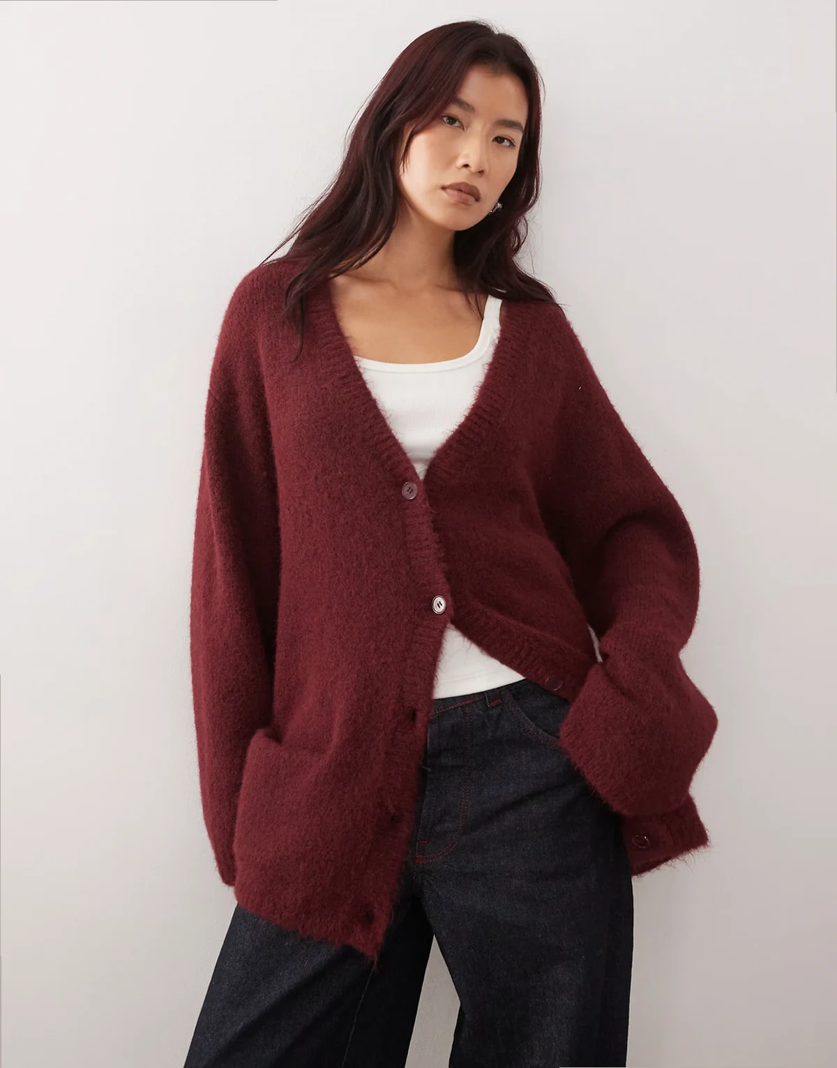 – Flauschige Oversize-Strickjacke in Burgunderrot