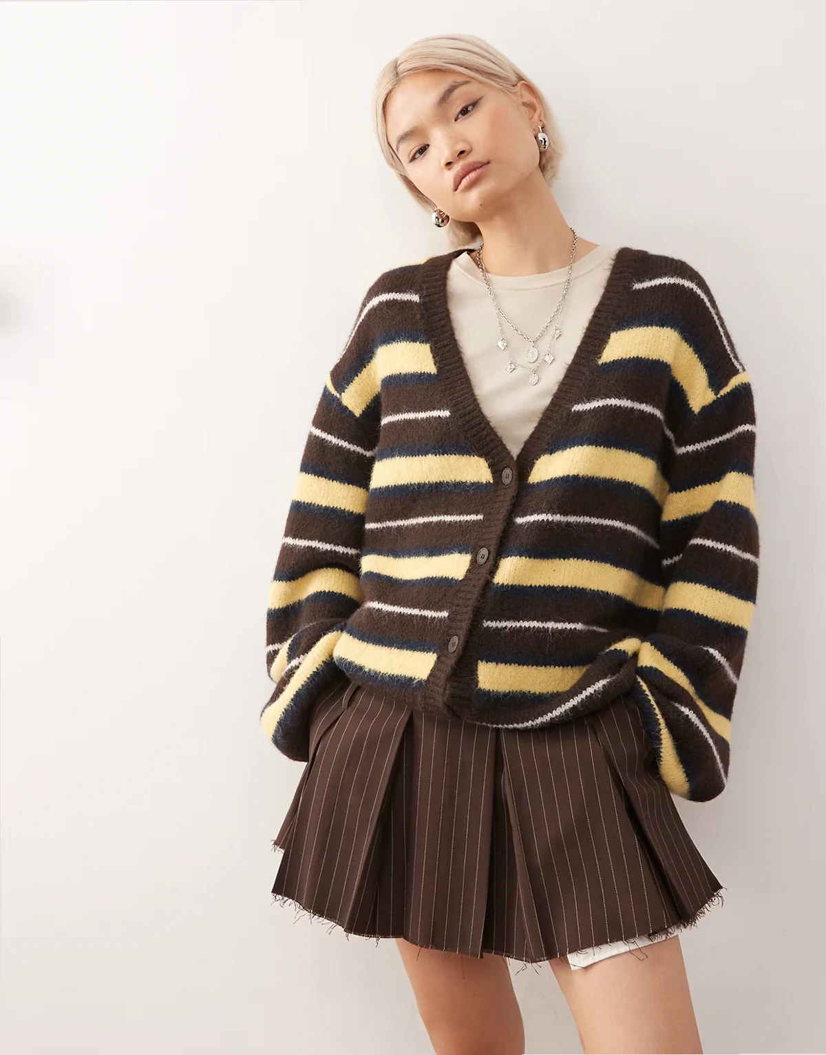 – Flauschige Oversize-Strickjacke in Braun und Gelb mit Streifen