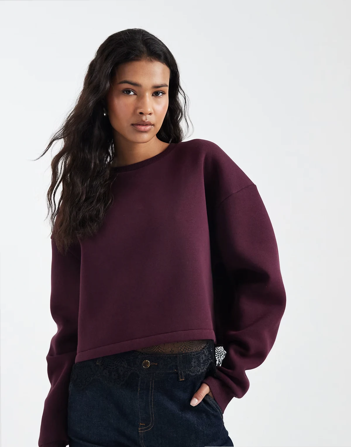– Sweatshirt in Pflaume mit Spitzensaum
