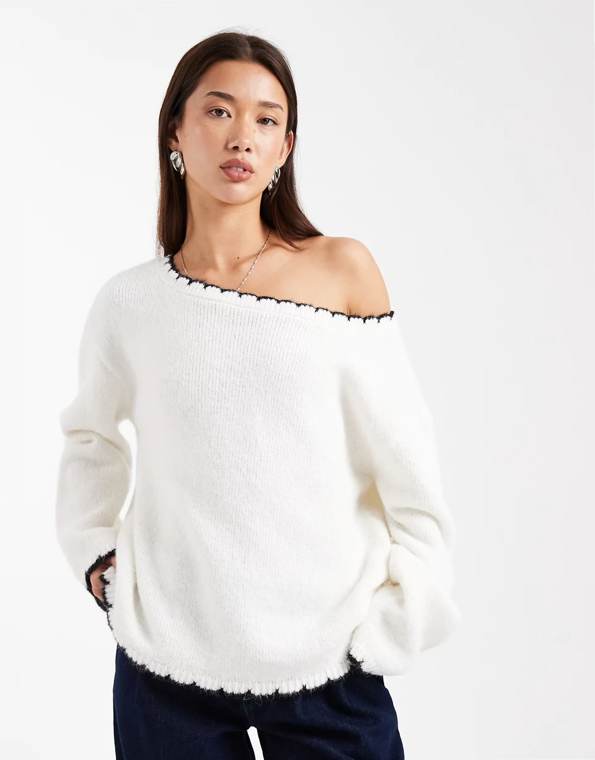 – Schulterfreier, asymmetrischer, lockerer Pullover in Creme mit Languettenstich
