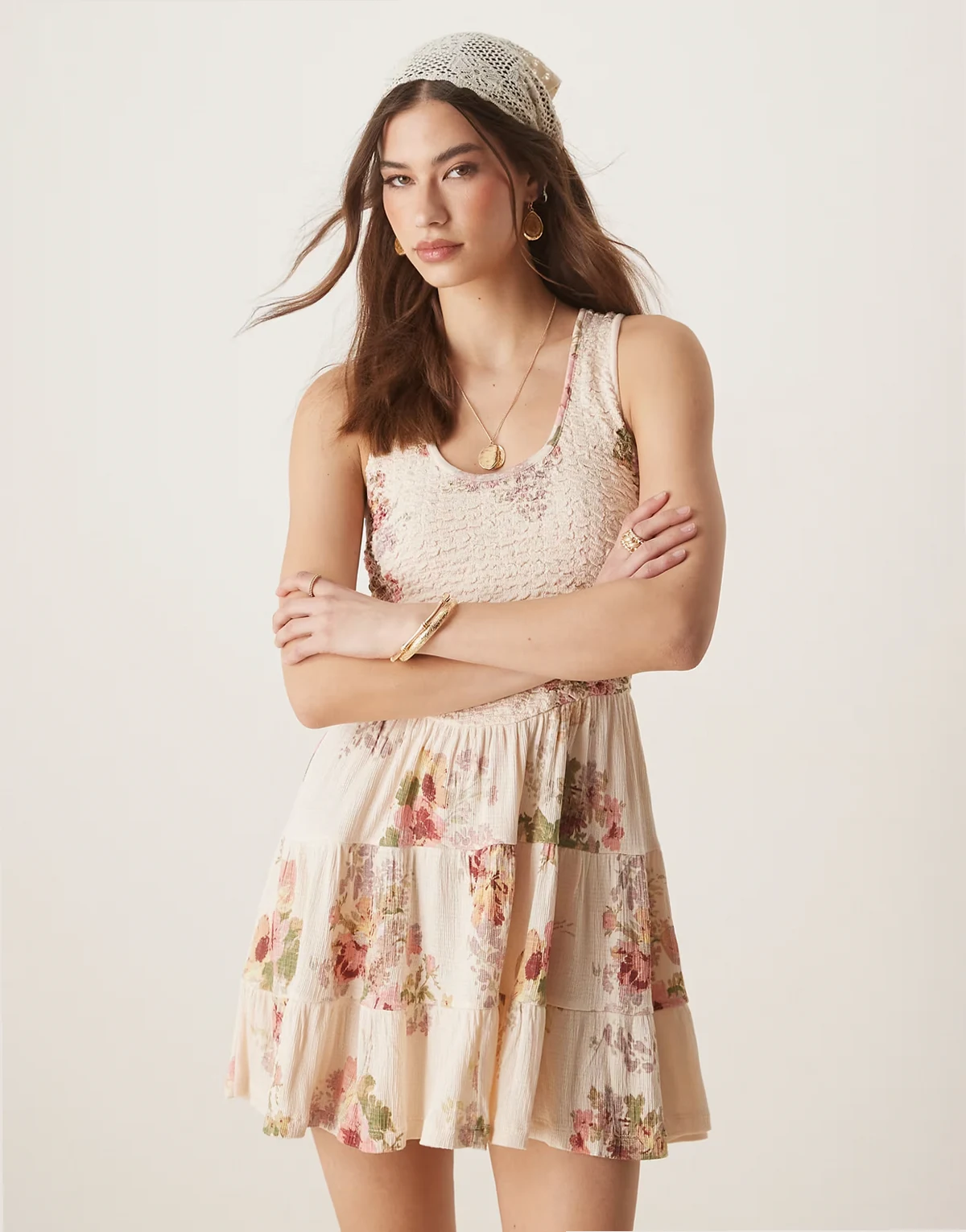 – Gestuftes Minikleid mit Kräuselstruktur, U-Ausschnitt und Vintage-Blumenmuster