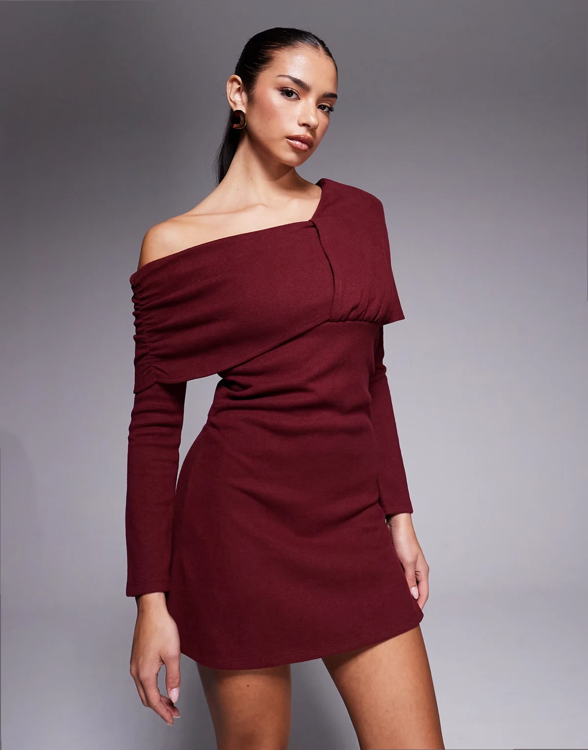 – Superweiches Minikleid in Burgunderrot mit Wickeldesign und asymmetrischem Ausschnitt