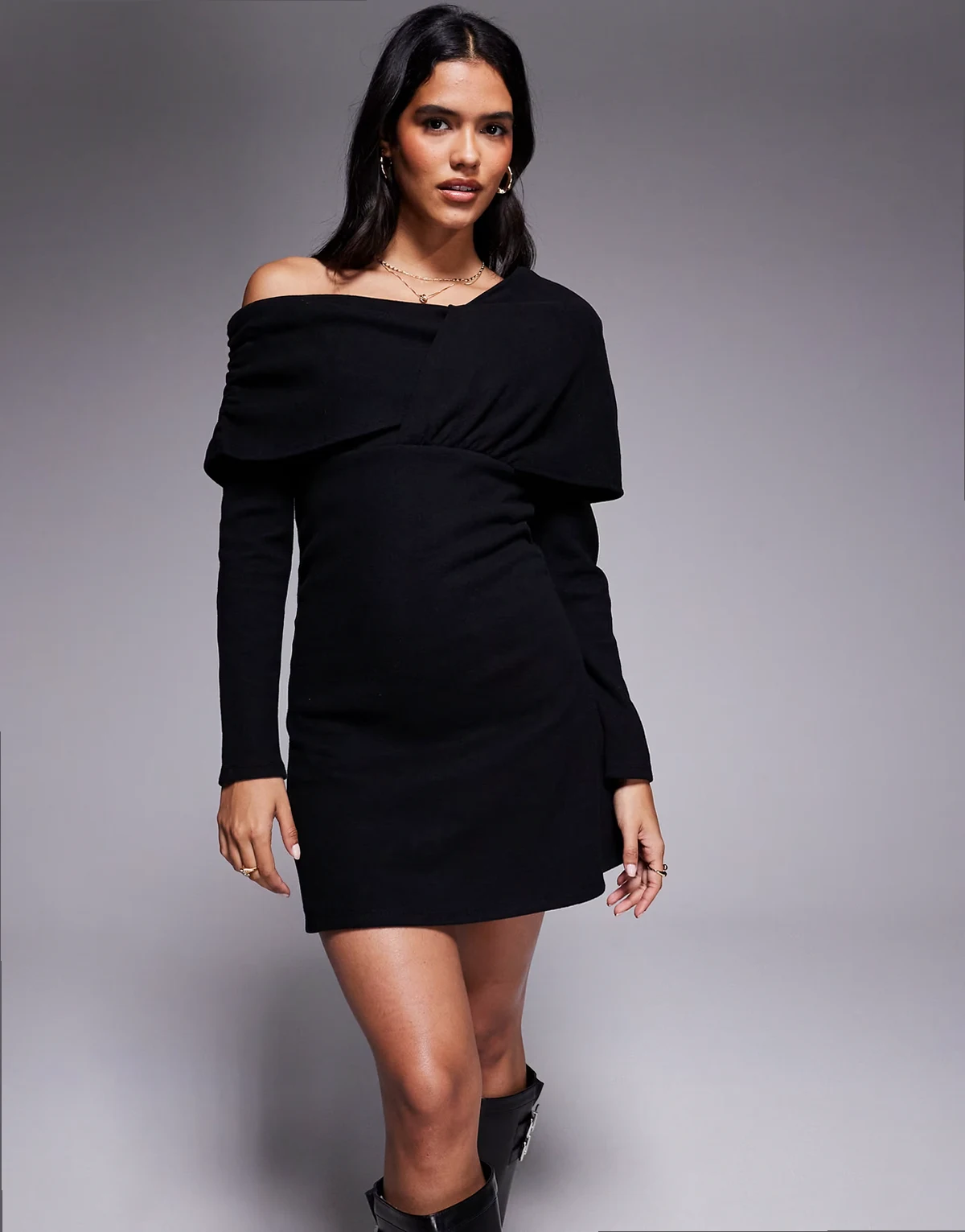 – Superweiches Minikleid in Schwarz mit Wickeldesign und asymmetrischem Ausschnitt