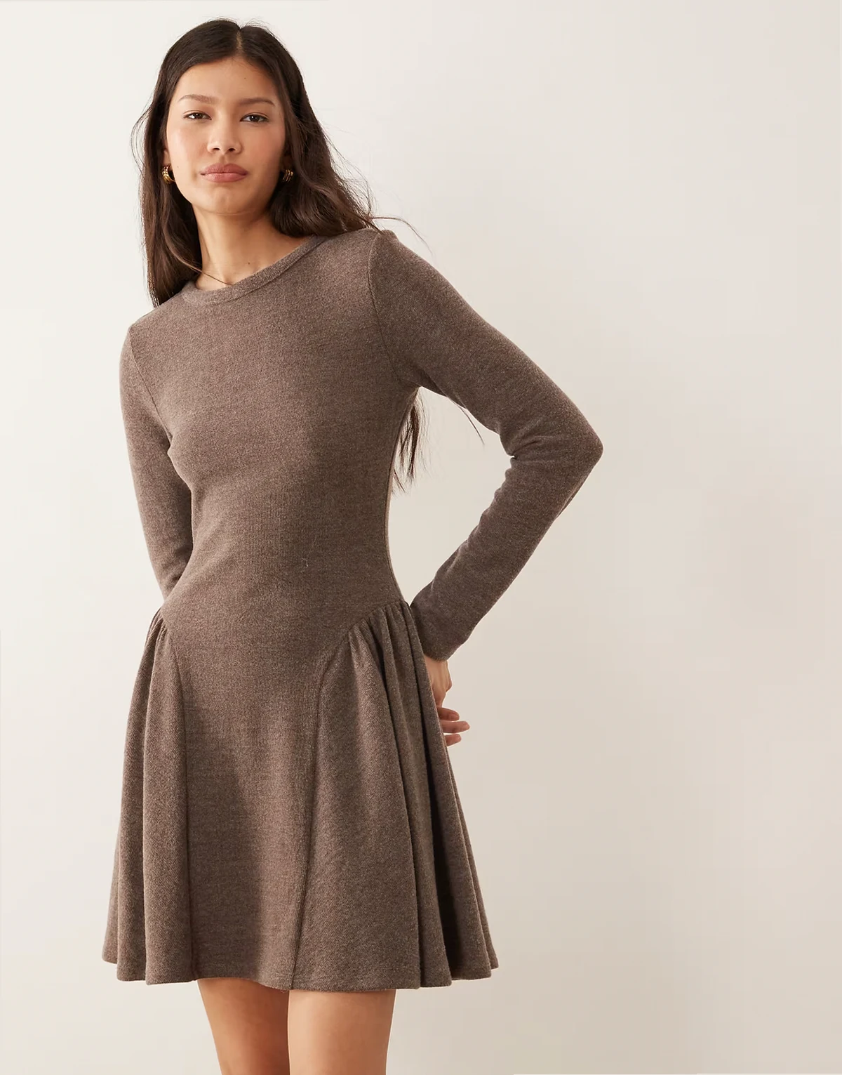 – Superweiches, langärmliges Godet-Minikleid in Schokobraun