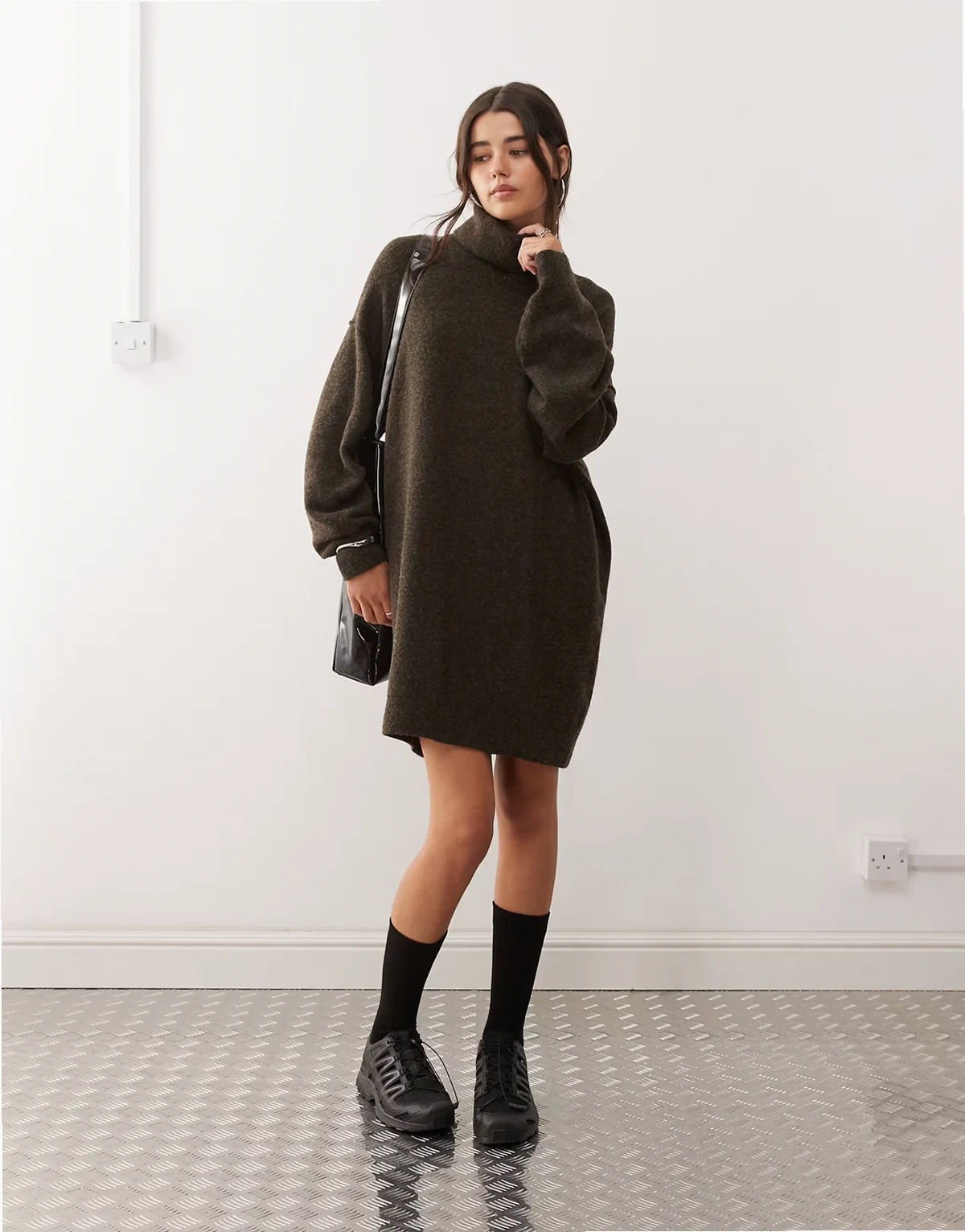 – Mini-Pulloverkleid aus Strick in Dunkelbraun meliert mit Rollkragen, exklusiv bei ASOS