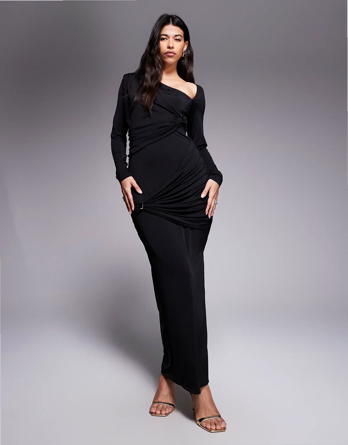 – Czarna asymetryczna sukienka bodycon maxi o dopasowanym kroju z wycięciem i metalowymi elementami w kolorze złotym