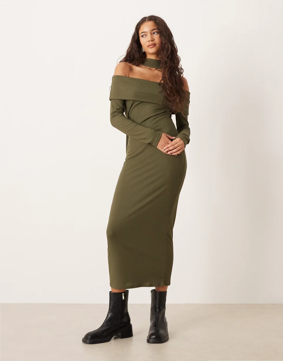 – Geripptes Bardot-Midikleid in Khaki mit Schaldetail