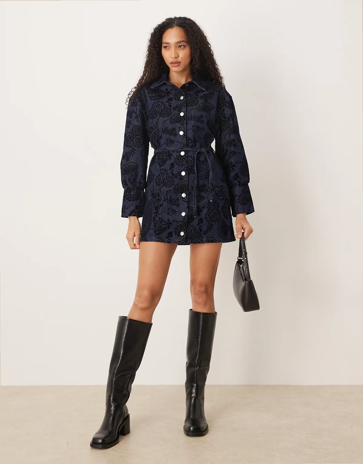 – Jeans-Hemdblusenkleid in Mittelblau mit Paisley-Flockdruck und betonter Taille