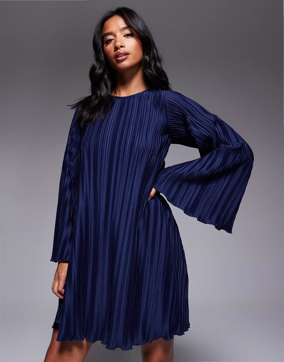 ASOS DESIGN Petite – Plissiertes Minikleid in Marineblau mit weiten Ärmeln und Schleife am Rücken