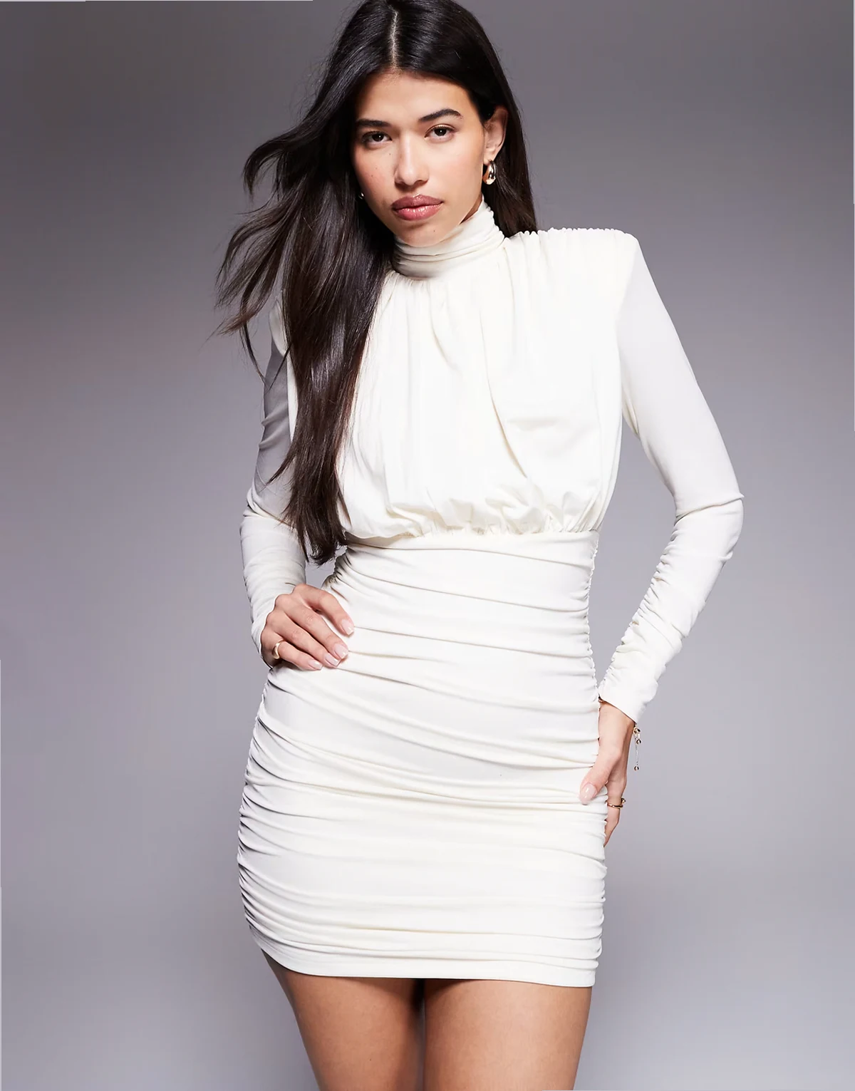 Hourglass – Modelująca kremowa sukienka mini z golfem, poduszkami na ramionach i marszczeniem