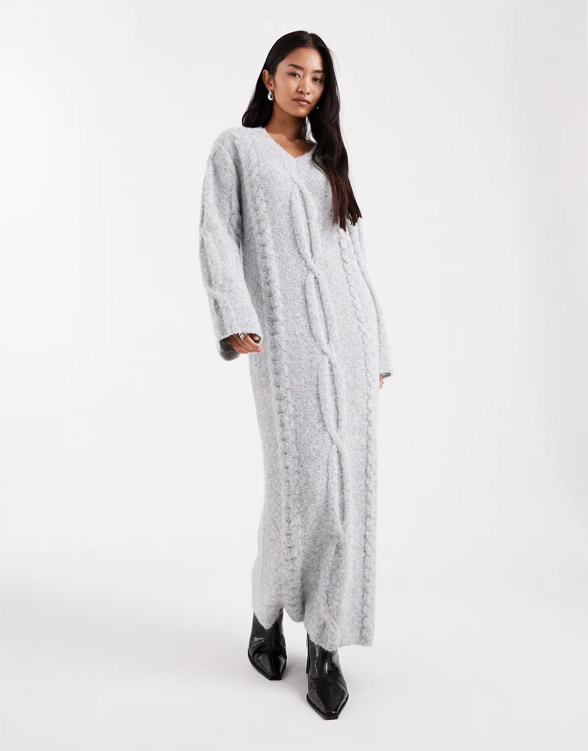 – Maxi-Pulloverkleid aus Strick in Grau mit Zopfmuster, V-Ausschnitt und Woll-Look