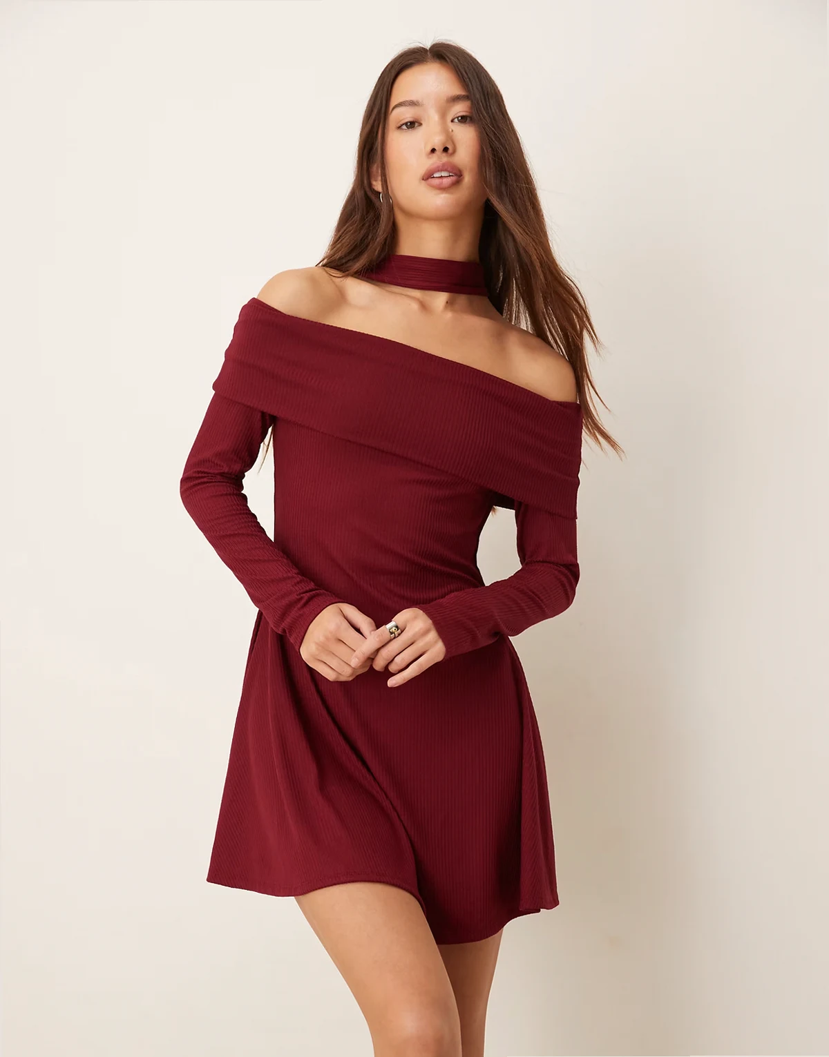 – Geripptes Bardot-Minikleid in Burgunderrot mit Schaldetail