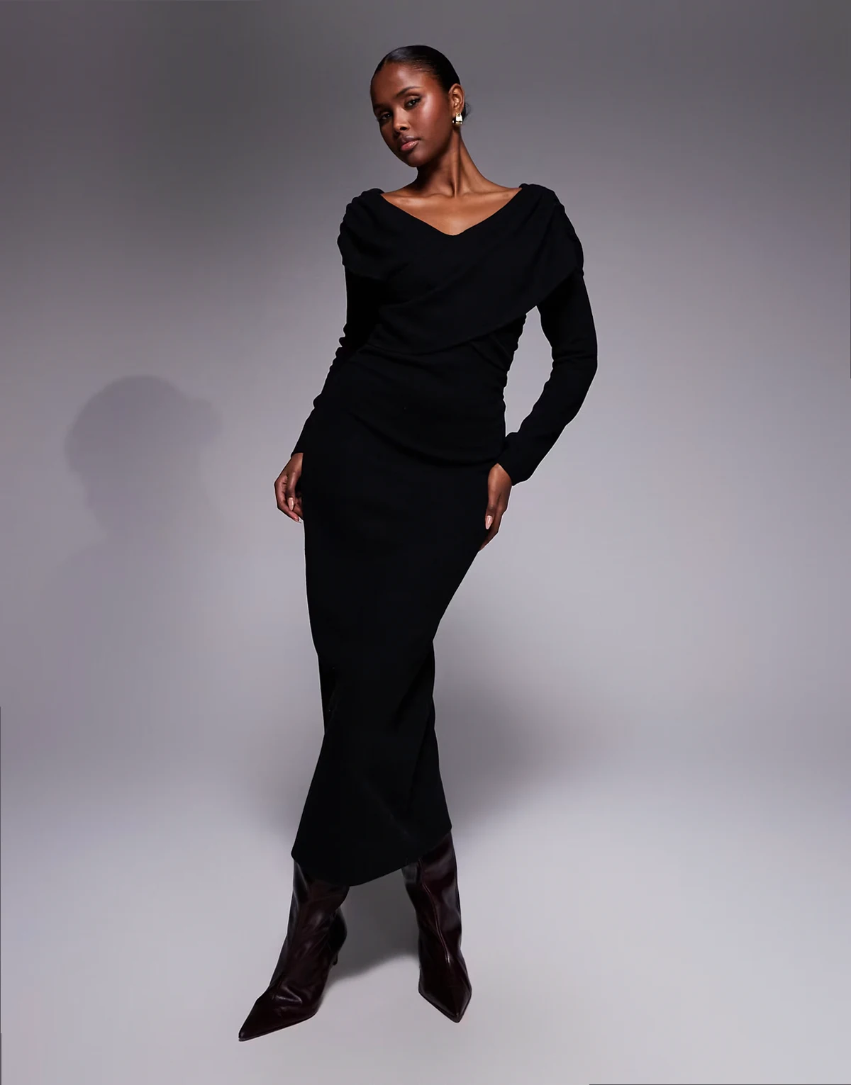 – Superweiches Midikleid in Schwarz mit Wickel-Design vorne