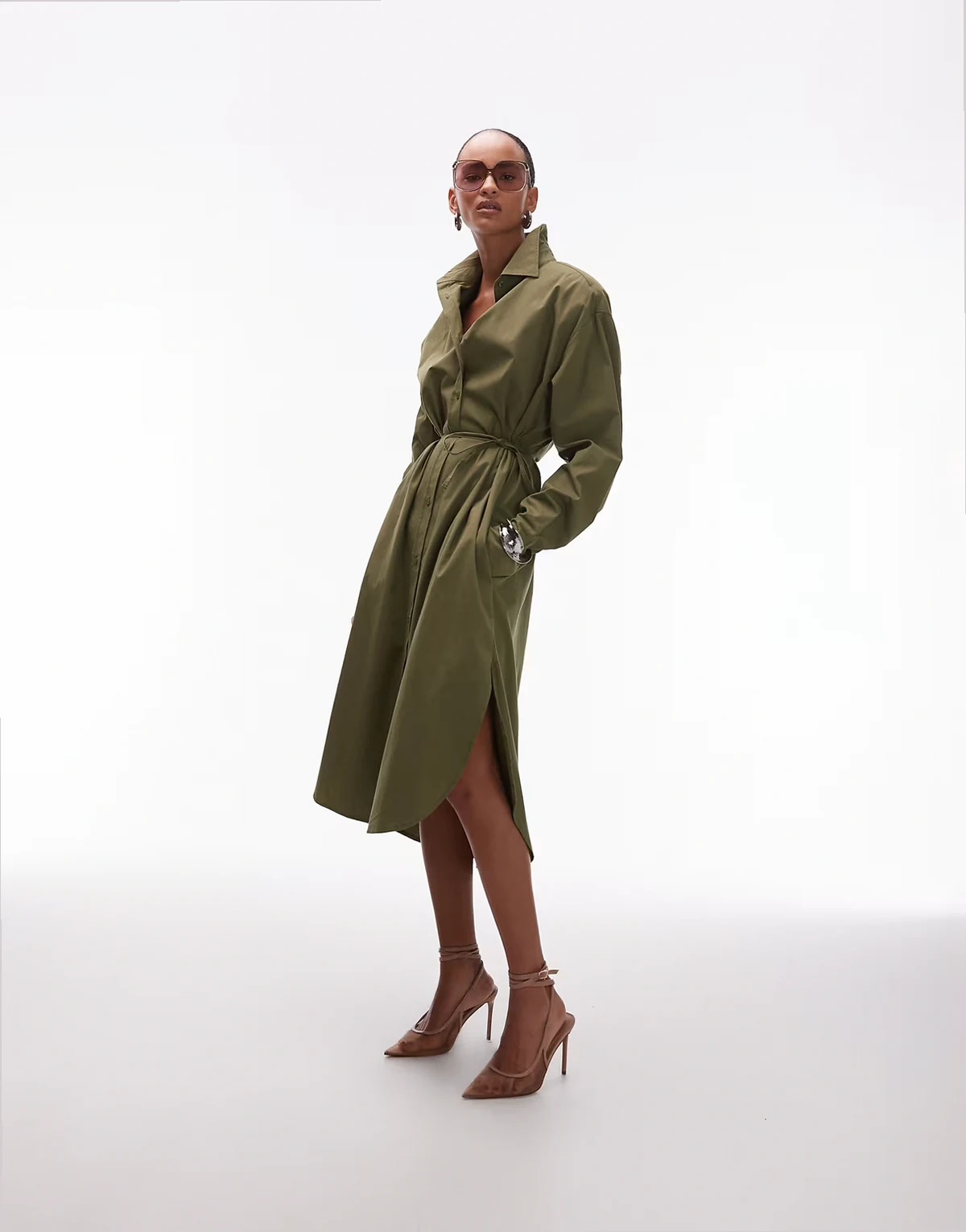 – Langes Oversize-Hemdblusenkleid in Olivgrün