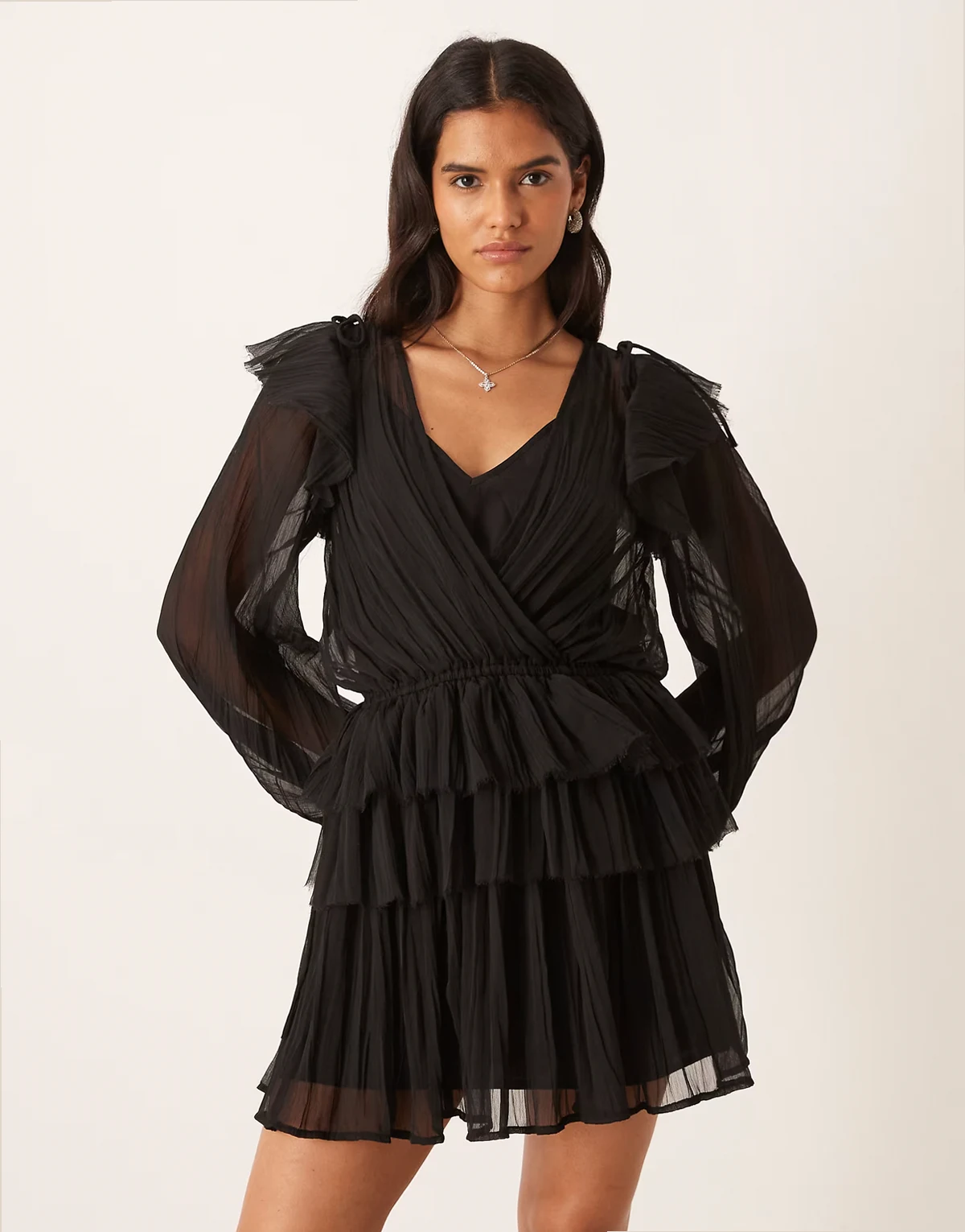 – Mini-Hängerkleid in Schwarz mit V-Ausschnitt und Rüschen