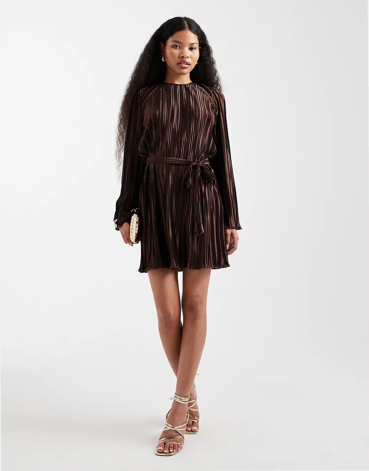 – Plissee-Minikleid in Schokobraun mit Bindegürtel