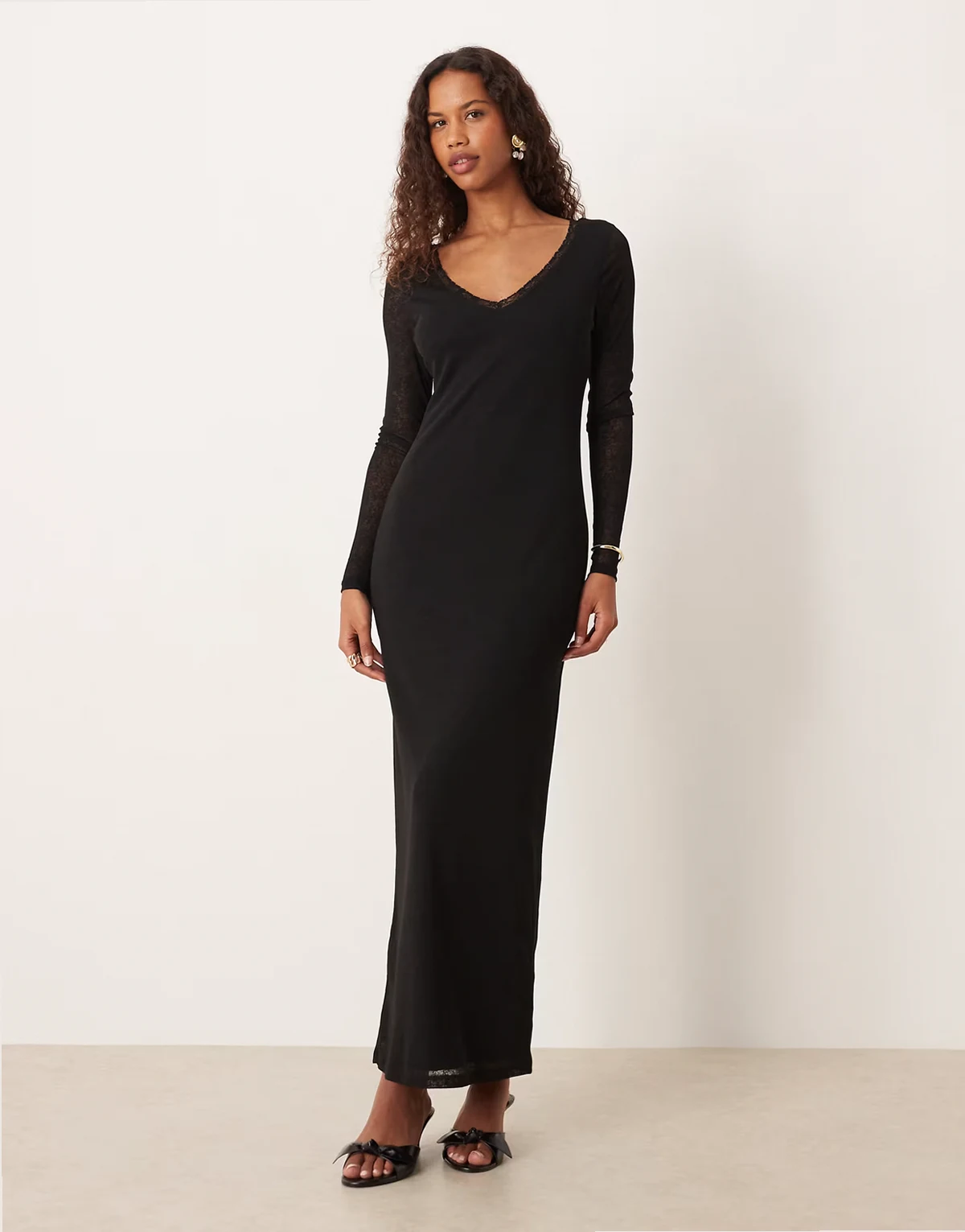 – Midikleid mit Spitzeneinsatz und geraffter Vorderseite