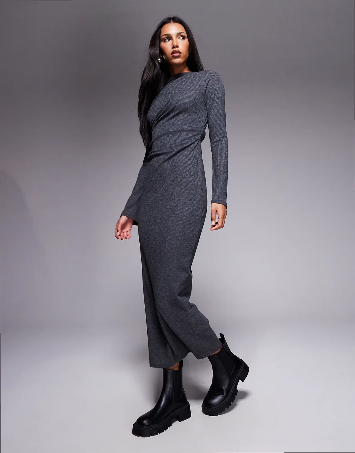 – Drapiertes, geripptes Maxikleid in Anthrazit