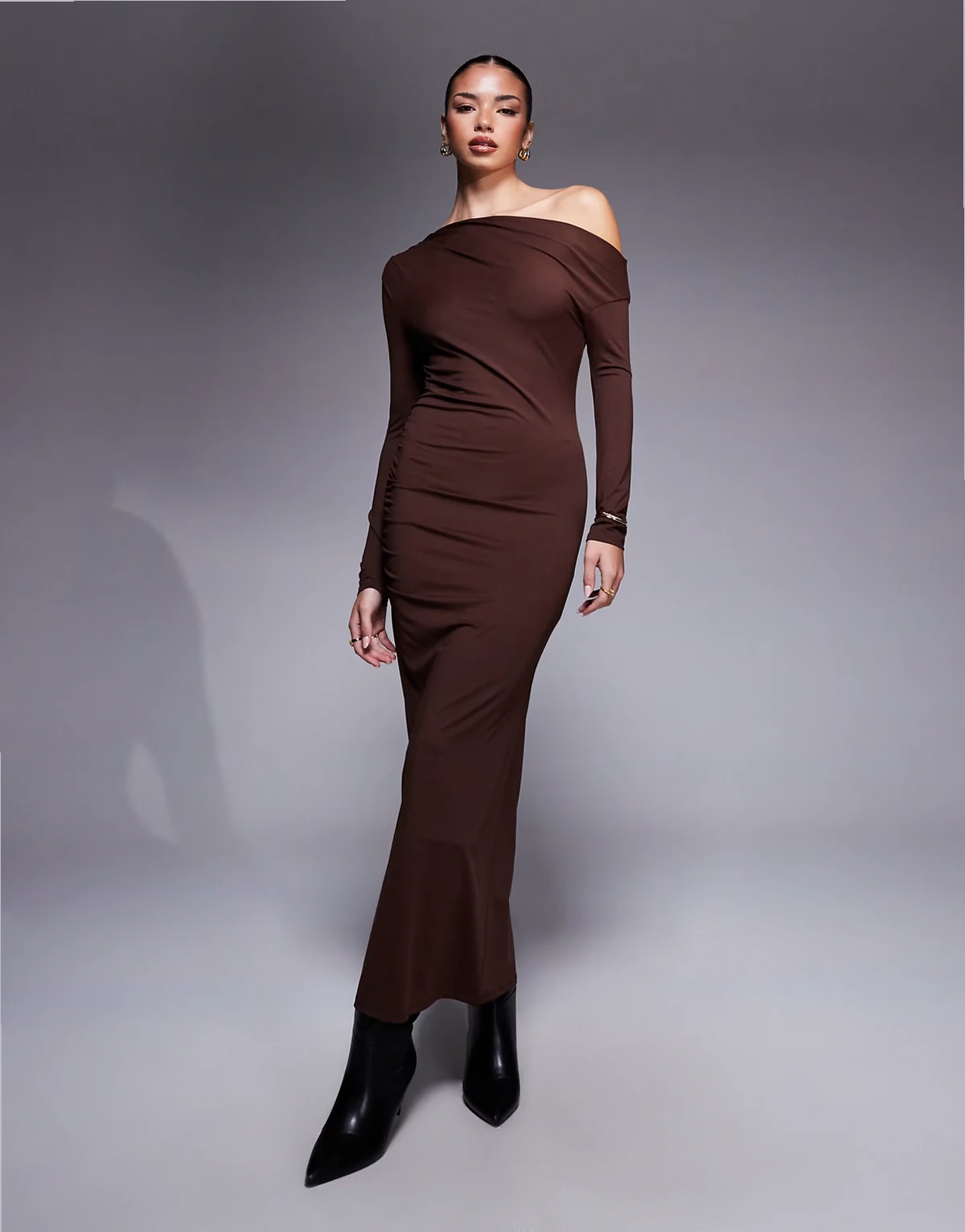 – Maxikleid in Schokobraun mit Off-Shoulder-Schulterpartie und Wasserfallausschnitt