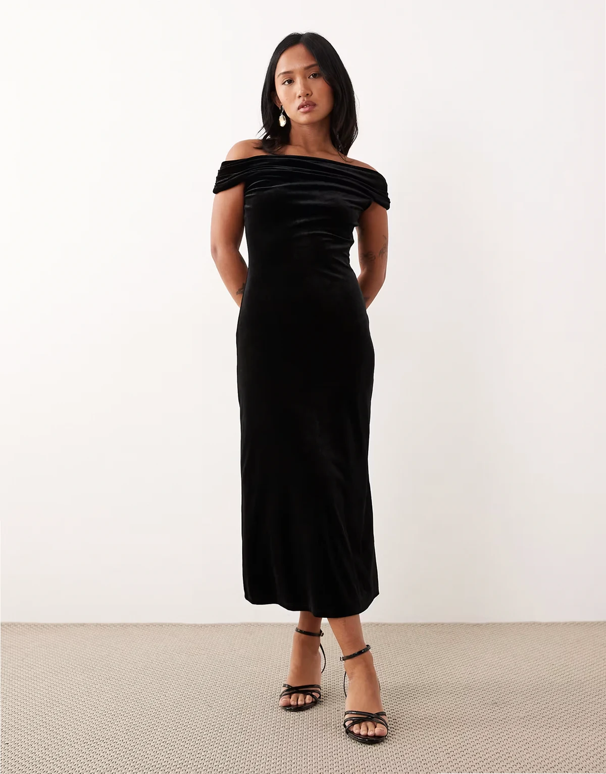 – Pippa – Czarna aksamitna sukienka maxi z dekoltem bardot