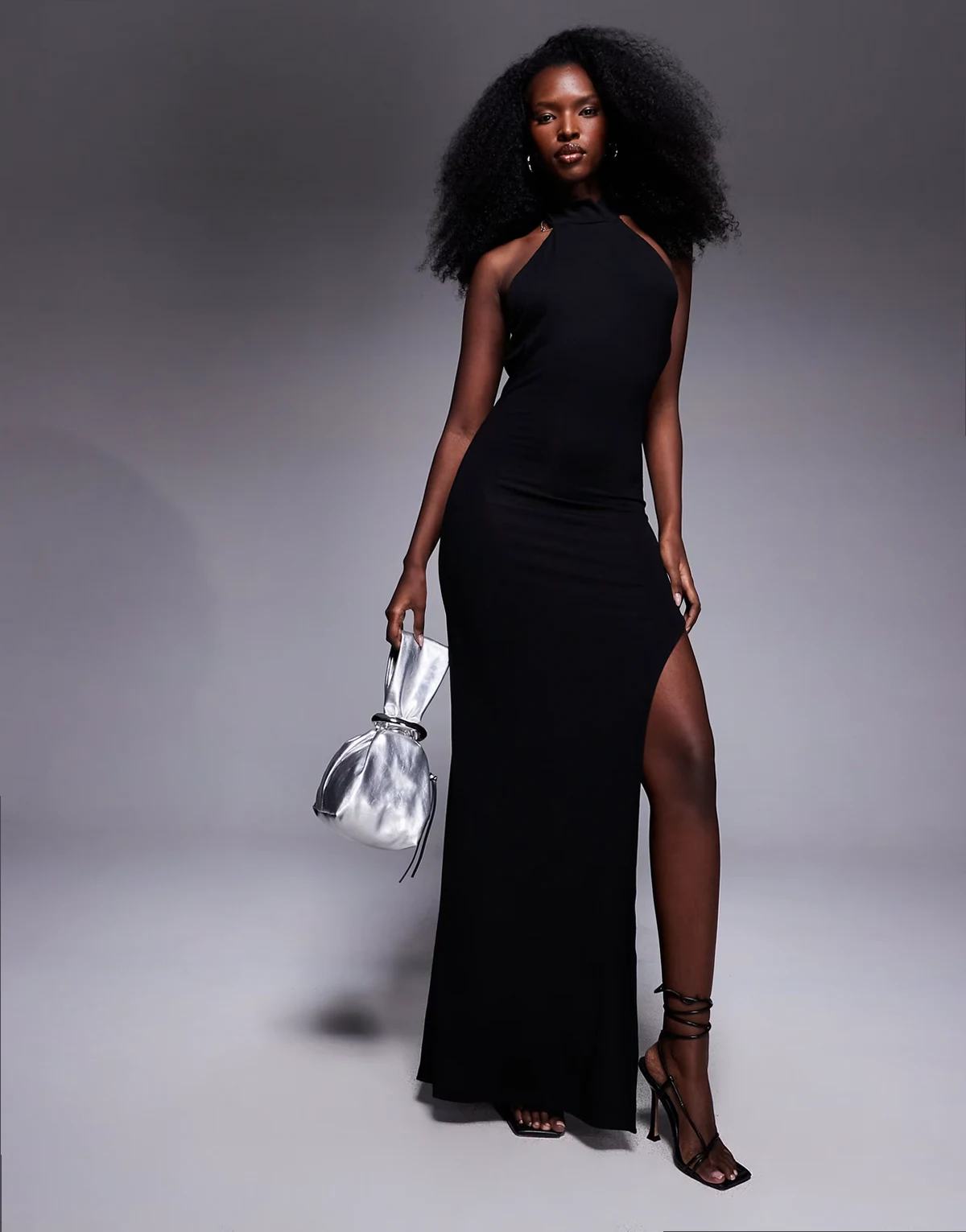 – Neckholder-Maxikleid in Schwarz mit langem Beinschlitz