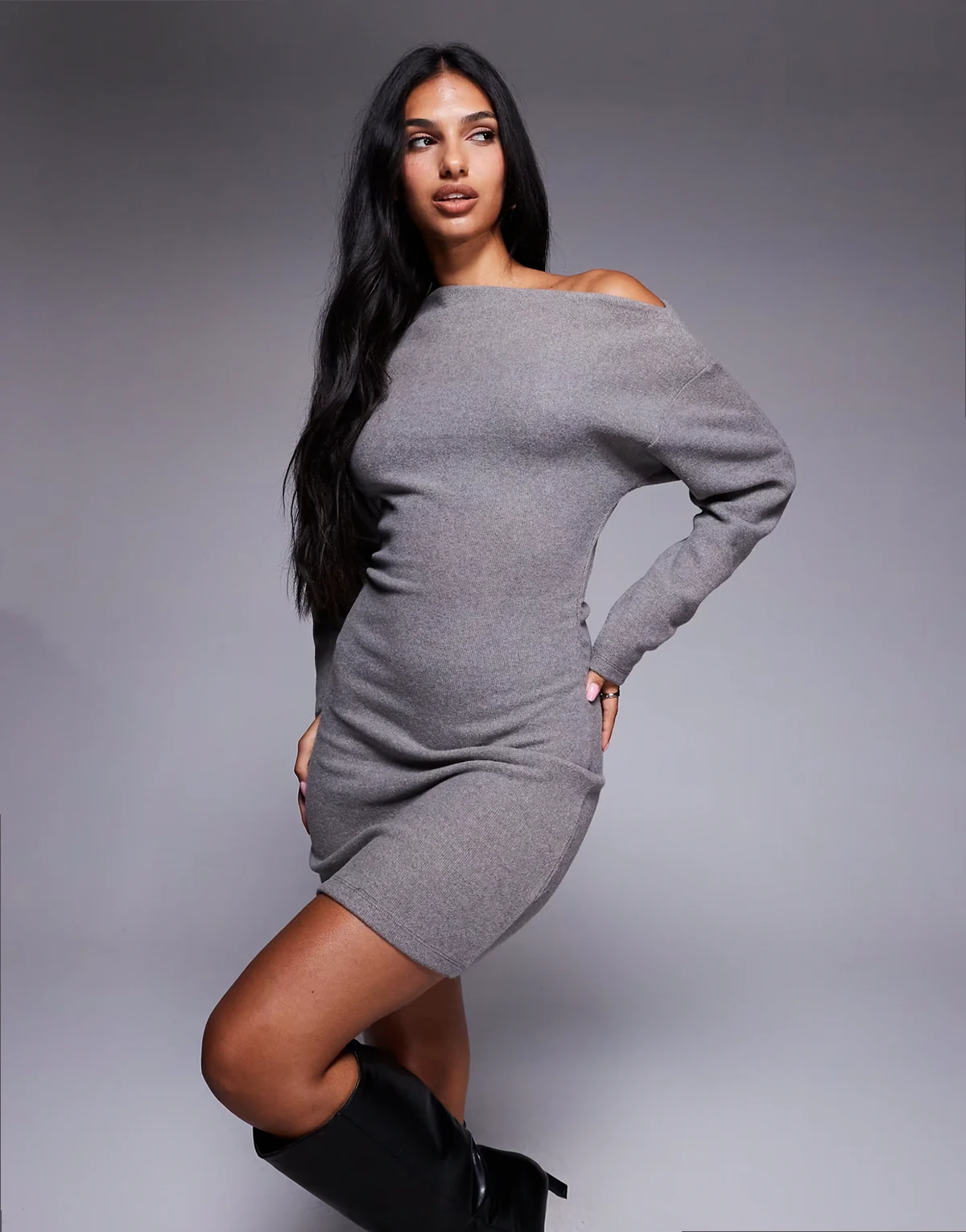 – Superweiches, schulterfreies Minikleid in meliertem Grau