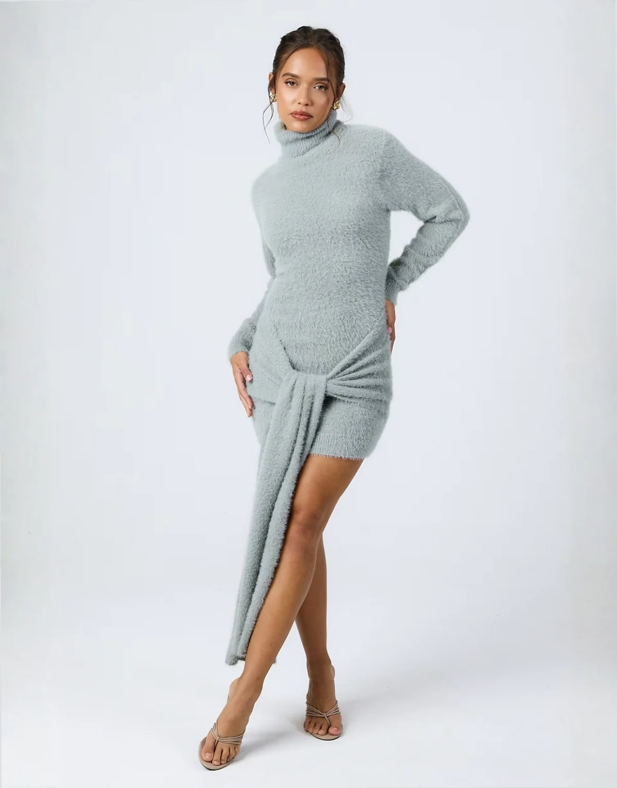 – Flauschiges, drapiertes Minikleid aus Strick in Grau mit Rollkragen und Knotendetail vorne
