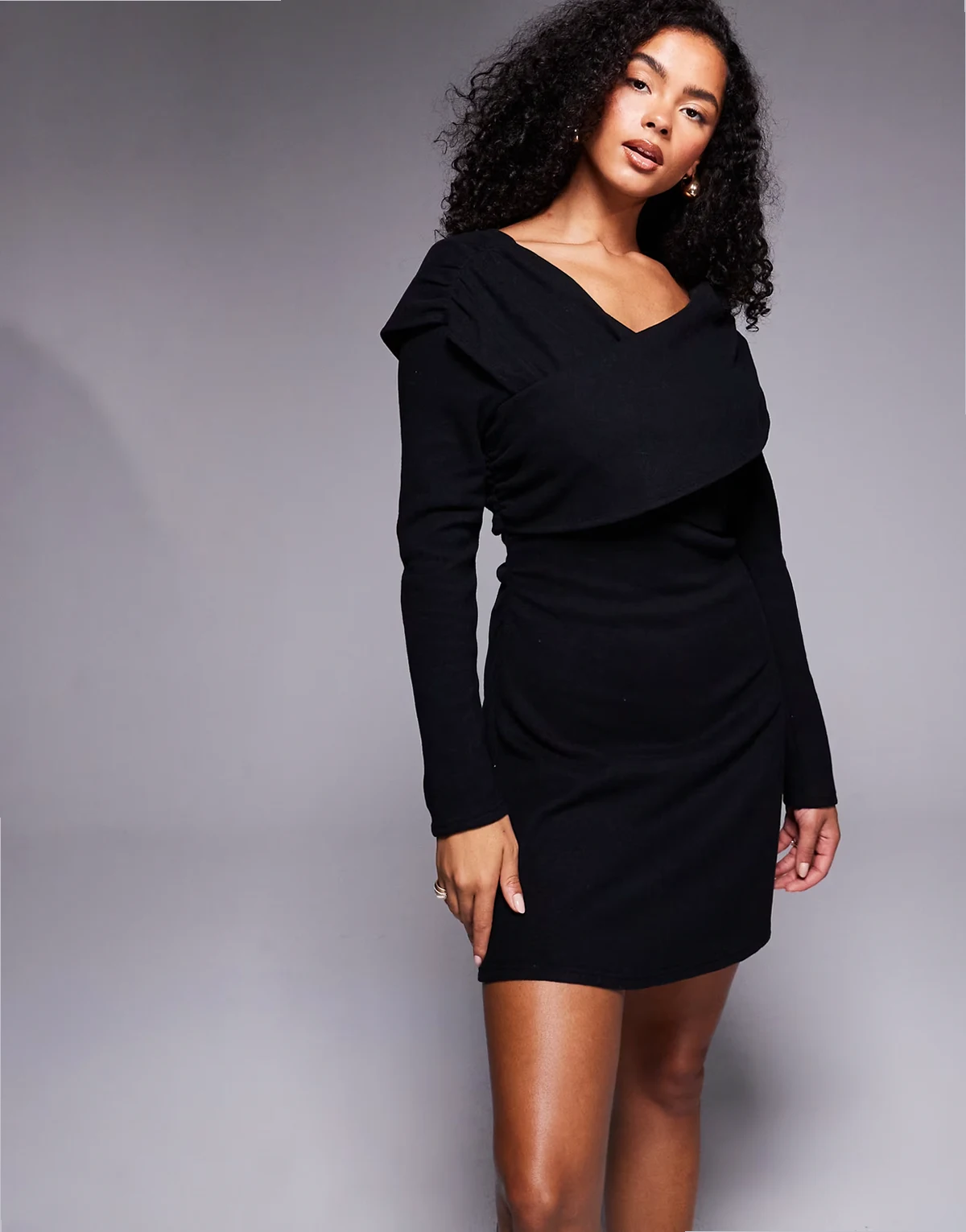 – Superweiches Minikleid in Schwarz mit Wickel-Design vorne