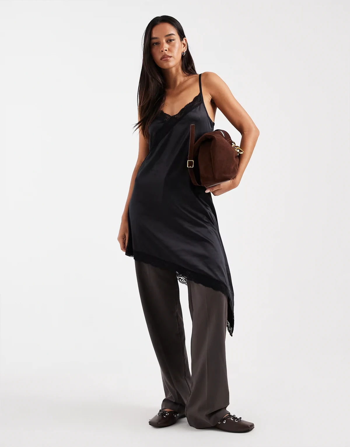 – Minikleid aus schwarzem Satin mit asymmetrischem Saum