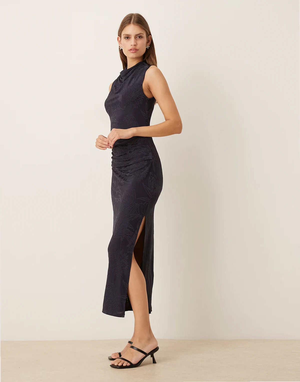 – Hochgeschlossenes, ärmelloses Midikleid in Marineblau