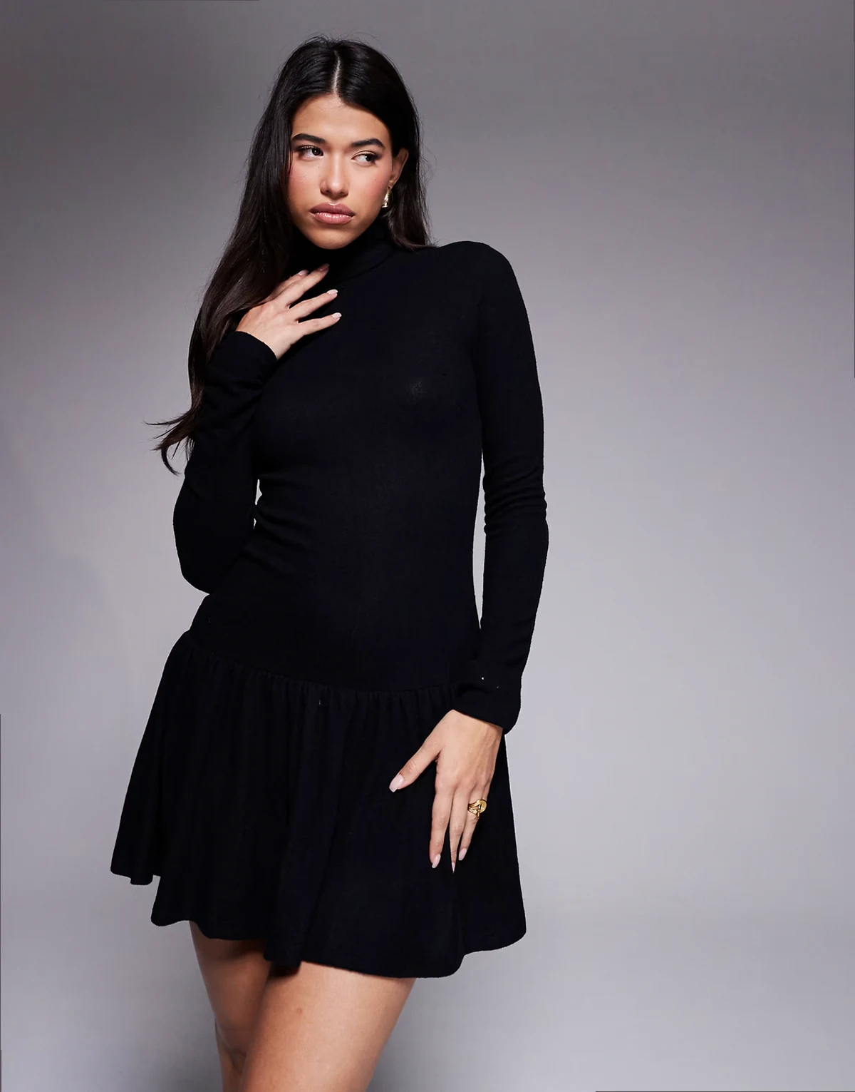 – Superweiches Minikleid in Schwarz mit Rollkragen