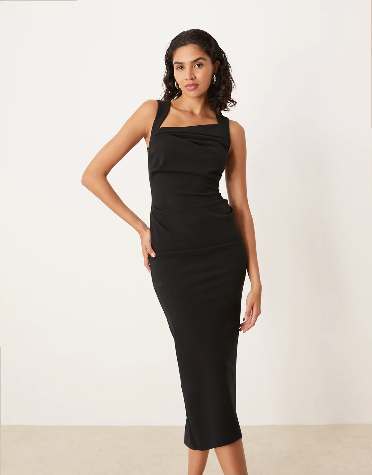 – Schwarzes Midikleid mit eckigem Ausschnitt