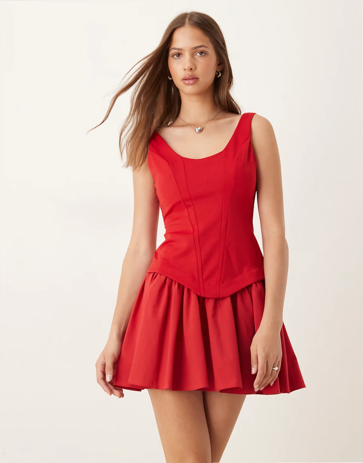 – Minikleid in Rot mit Korsettdetail, Ziernaht und tiefer Taille
