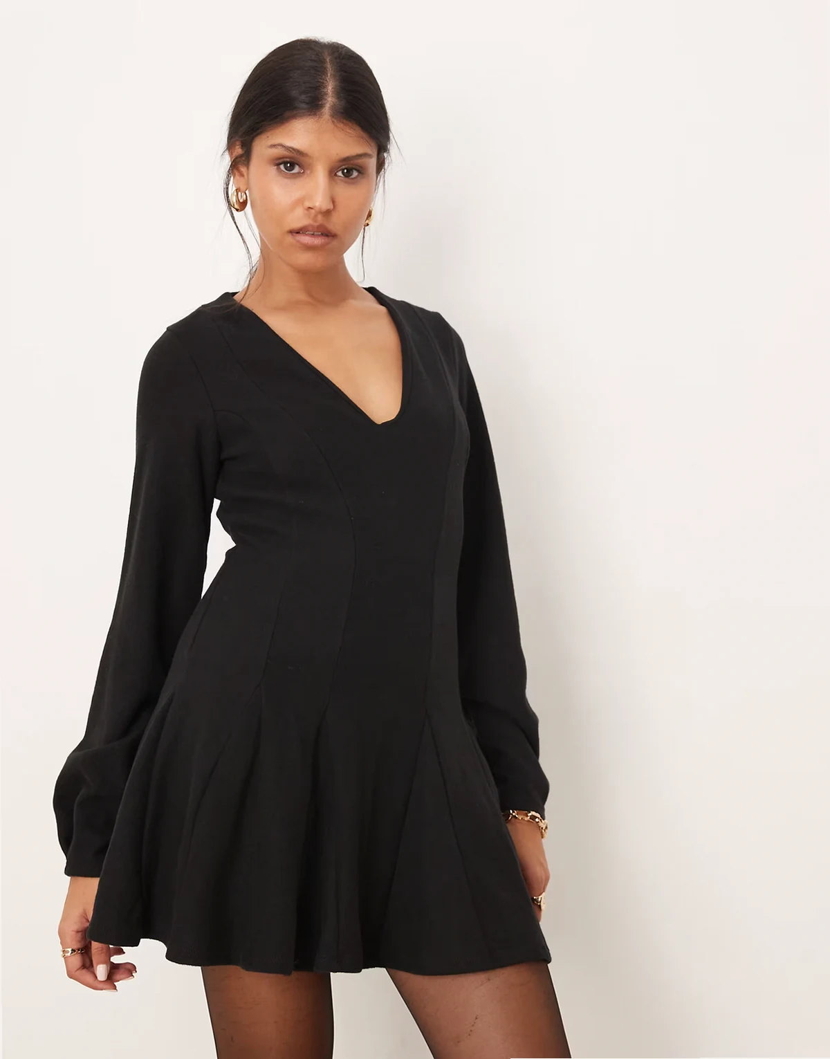– Superweiches, ausgestelltes Minikleid in Schwarz mit V-Ausschnitt