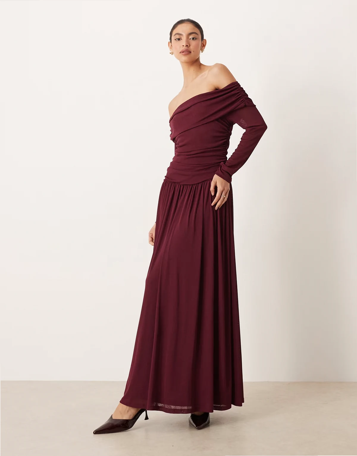 – Gerafftes Midikleid in Pflaume mit Carmen-Ausschnitt und tiefem Saum