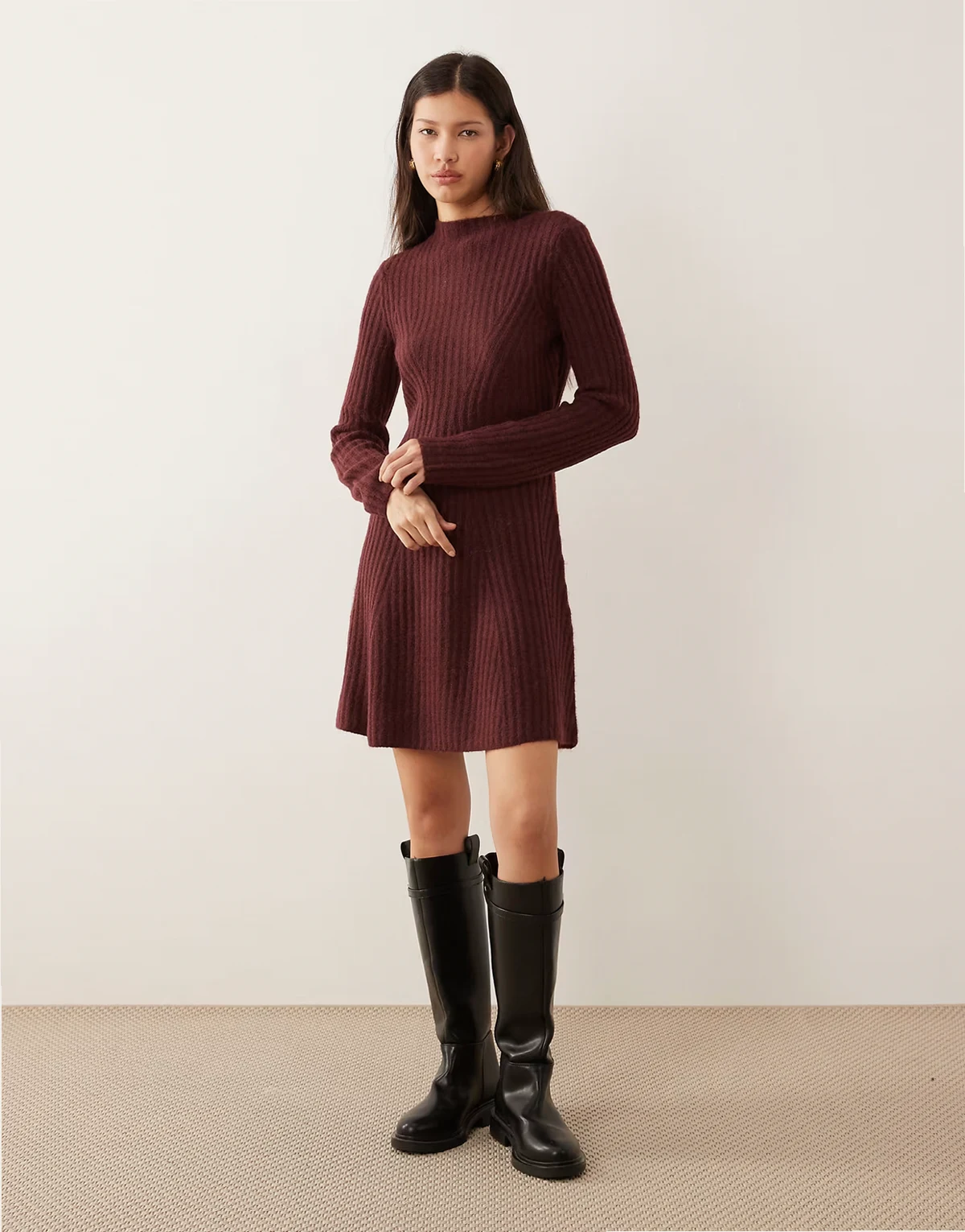 – Mini-Strickkleid in Burgunderrot mit formgebender Rippenstruktur