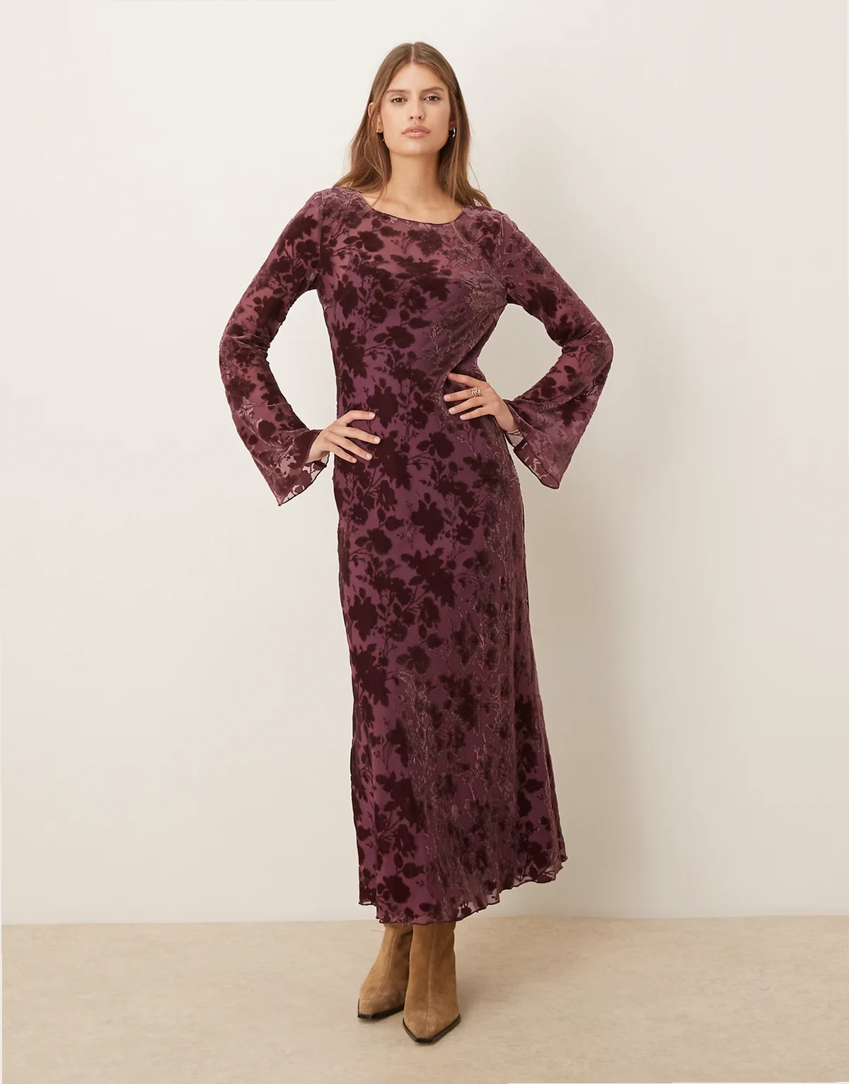 – Langärmliges Midikleid in Dunkelrosa mit Samt-Blumenmuster