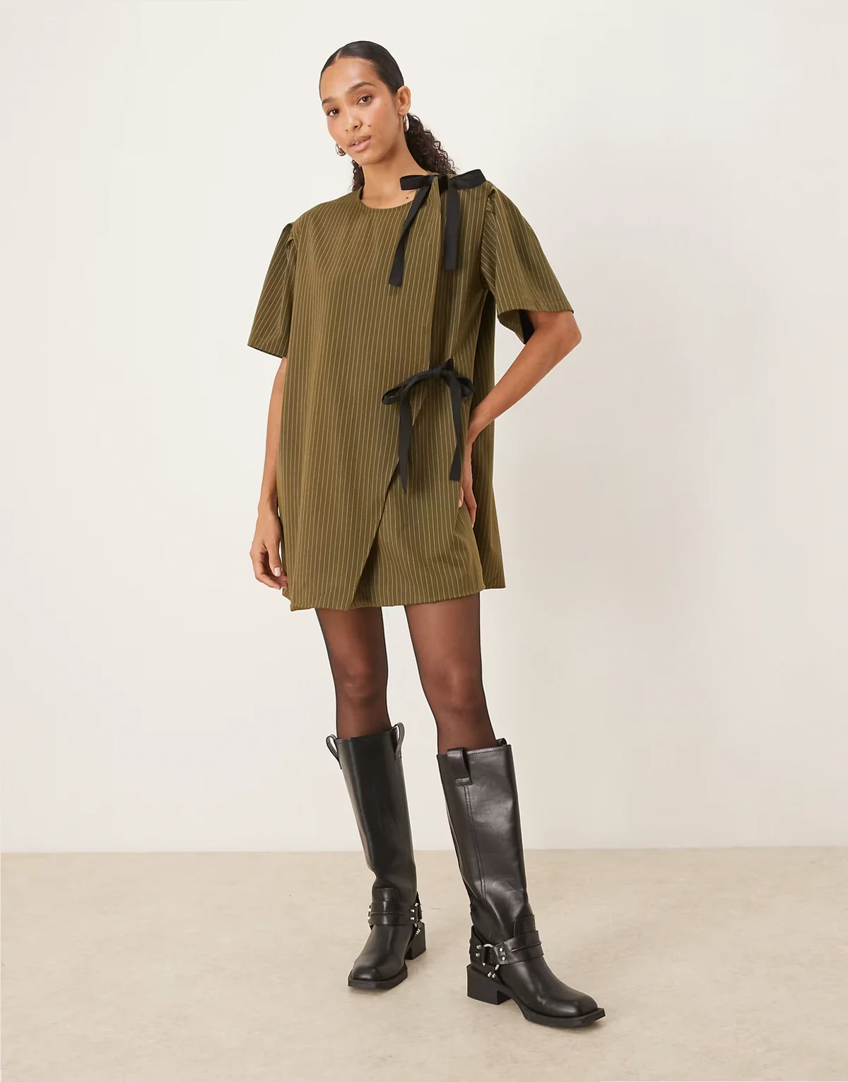 – Leighton – Zielona kopertowa sukienka mini w prążki