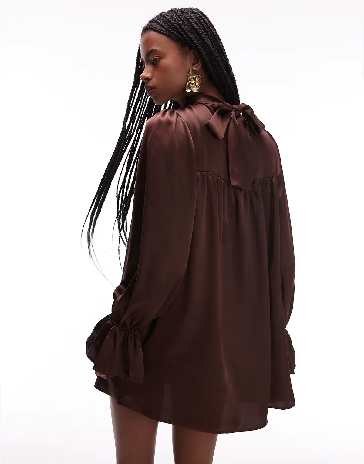 – Hochgeschlossenes Satin-Minikleid in Schokobraun mit Blousonärmeln