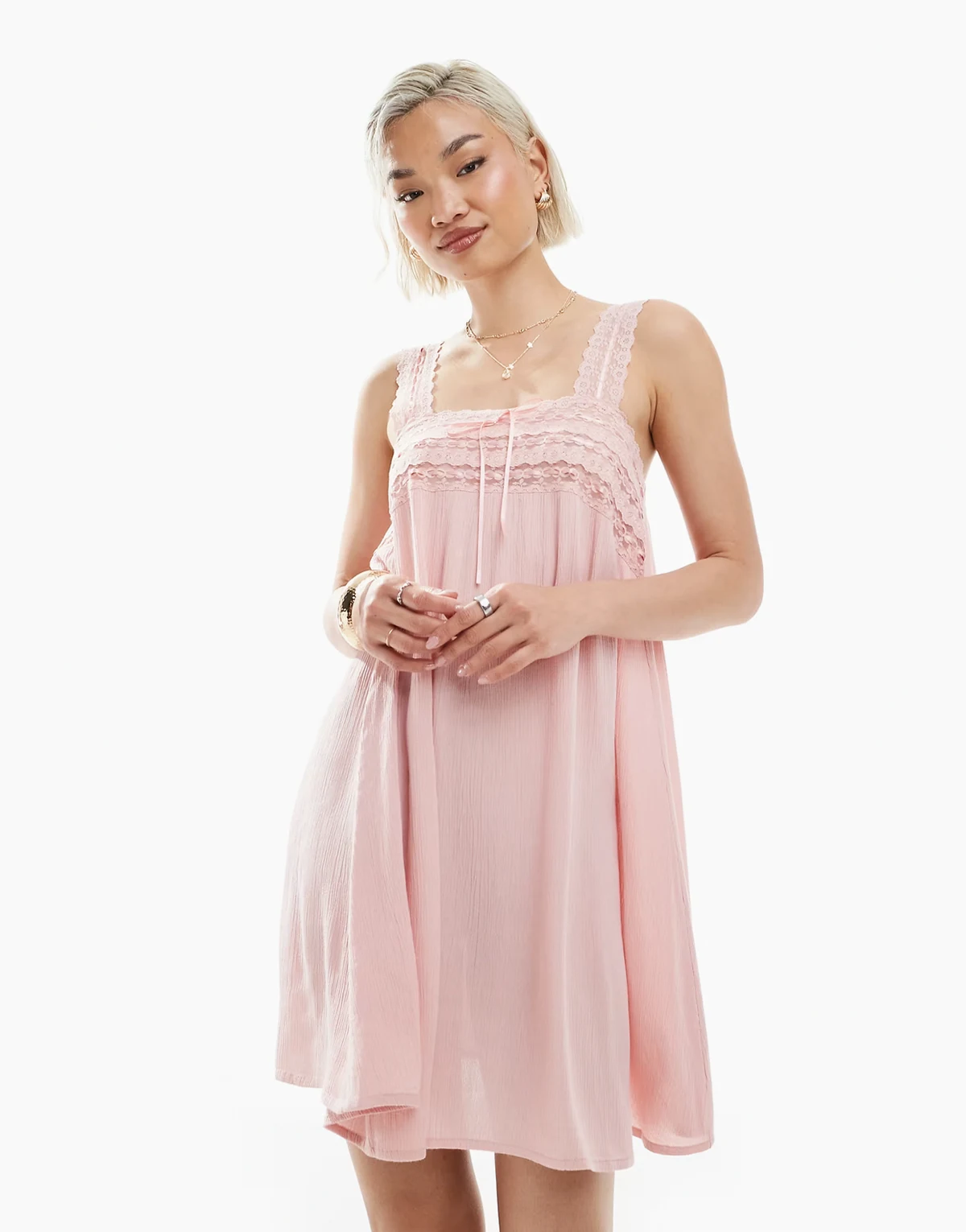 – Minikleid in Altrosa aus grob gewebtem Stoff mit Spitzenbesatz