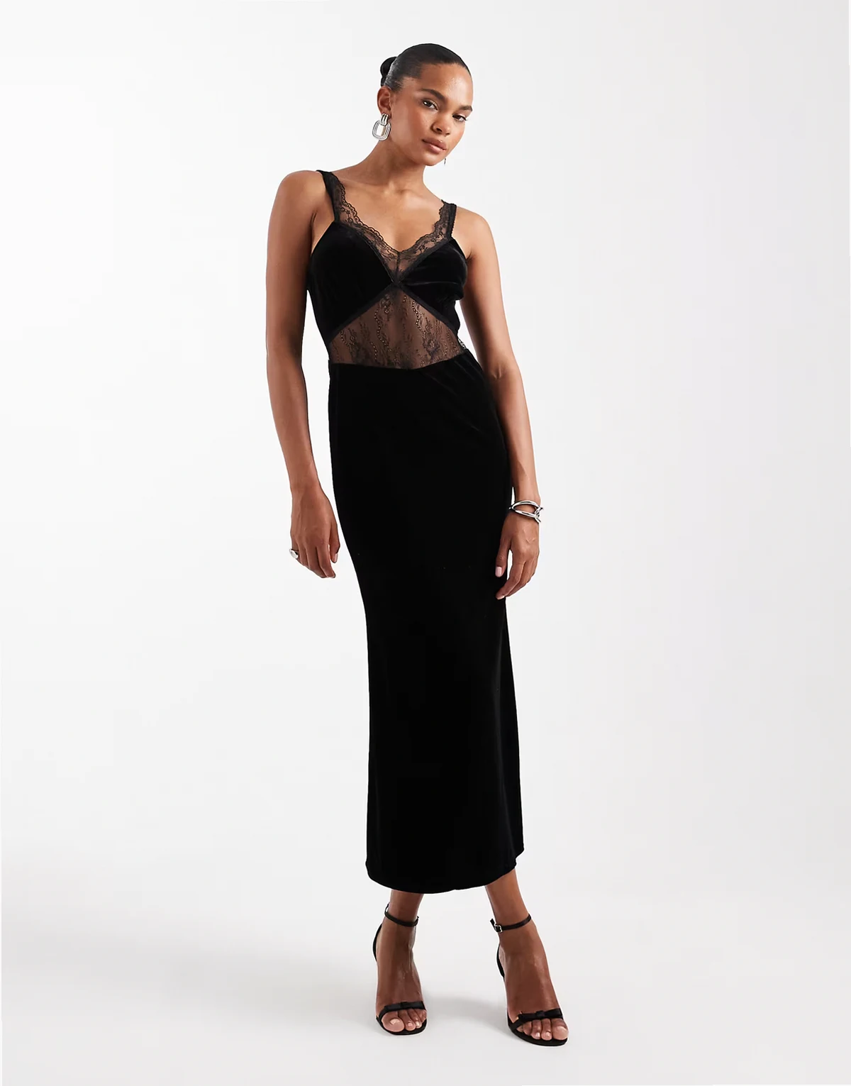 – Samt-Maxikleid in Schwarz mit Spitzeneinsätzen