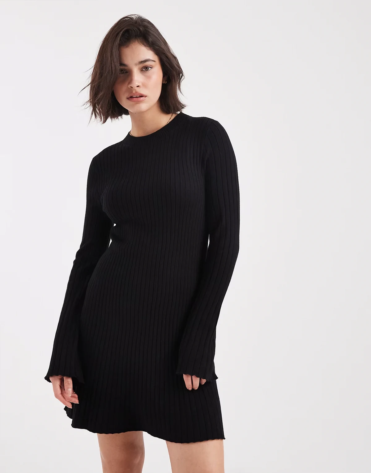 – Geripptes Strick-Minikleid in Schwarz