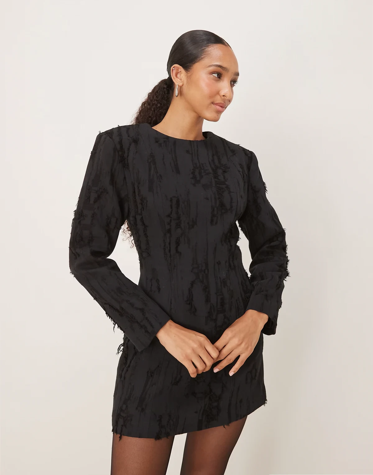 – Czarna sukienka mini z podkreślonymi ramionami i efektem sprania