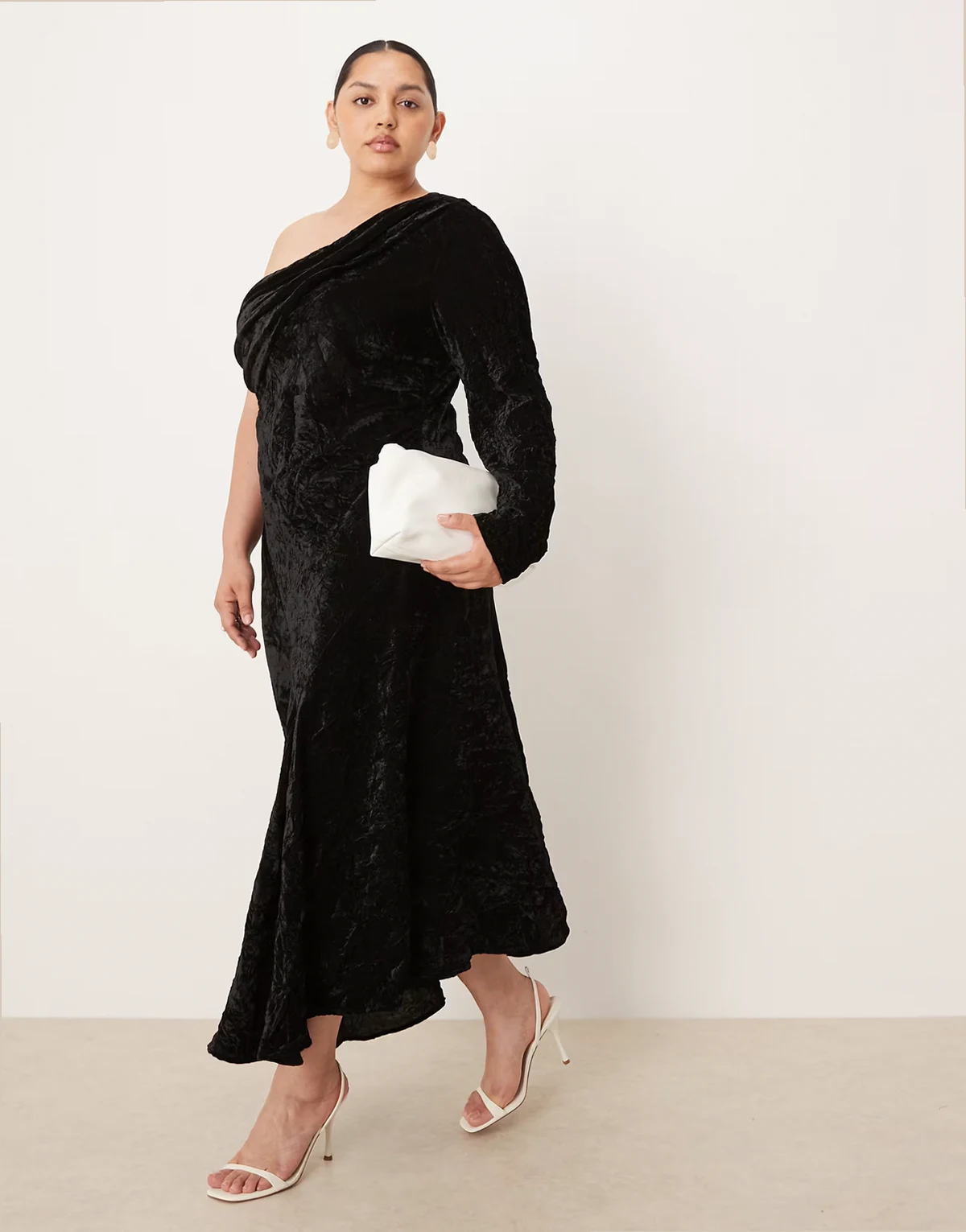 ASOS DESIGN Curve – Aksamitna czarna sukienka maxi z drapowaniem