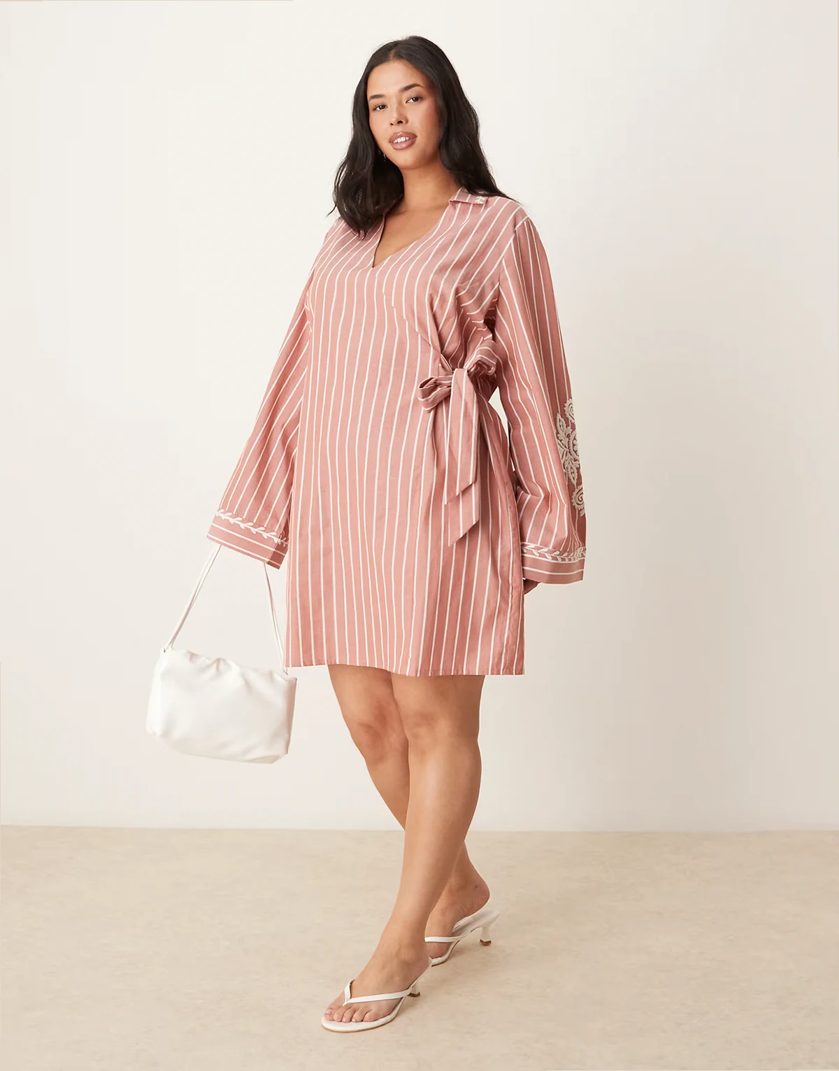 ASOS DESIGN Curve – Kopertowa sukienka koszulowa mini z szerokimi mankietami w paski z haftowanym wzorem