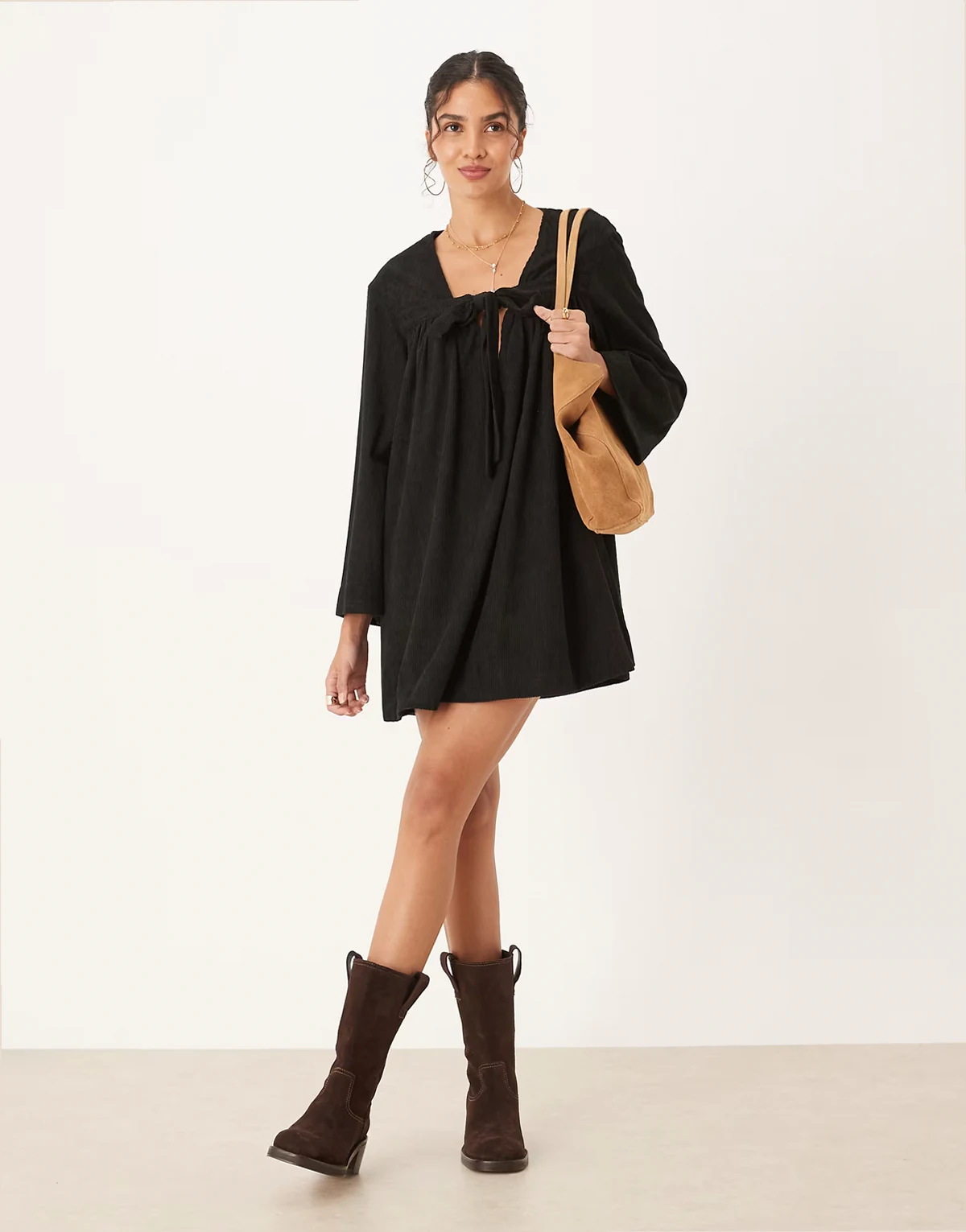 – Mini-Hängerkleid aus Cord in Schwarz mit gebundener Vorderseite