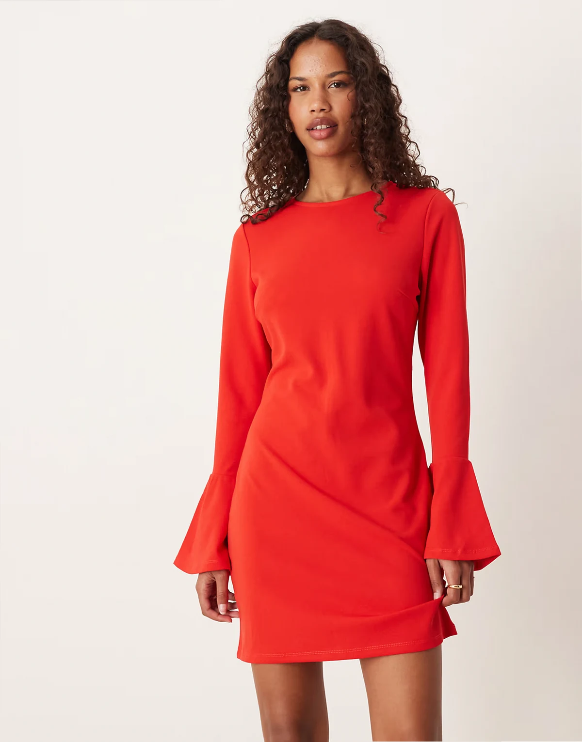 – Satin-Minikleid in Rot mit ausgestellten Ärmeln