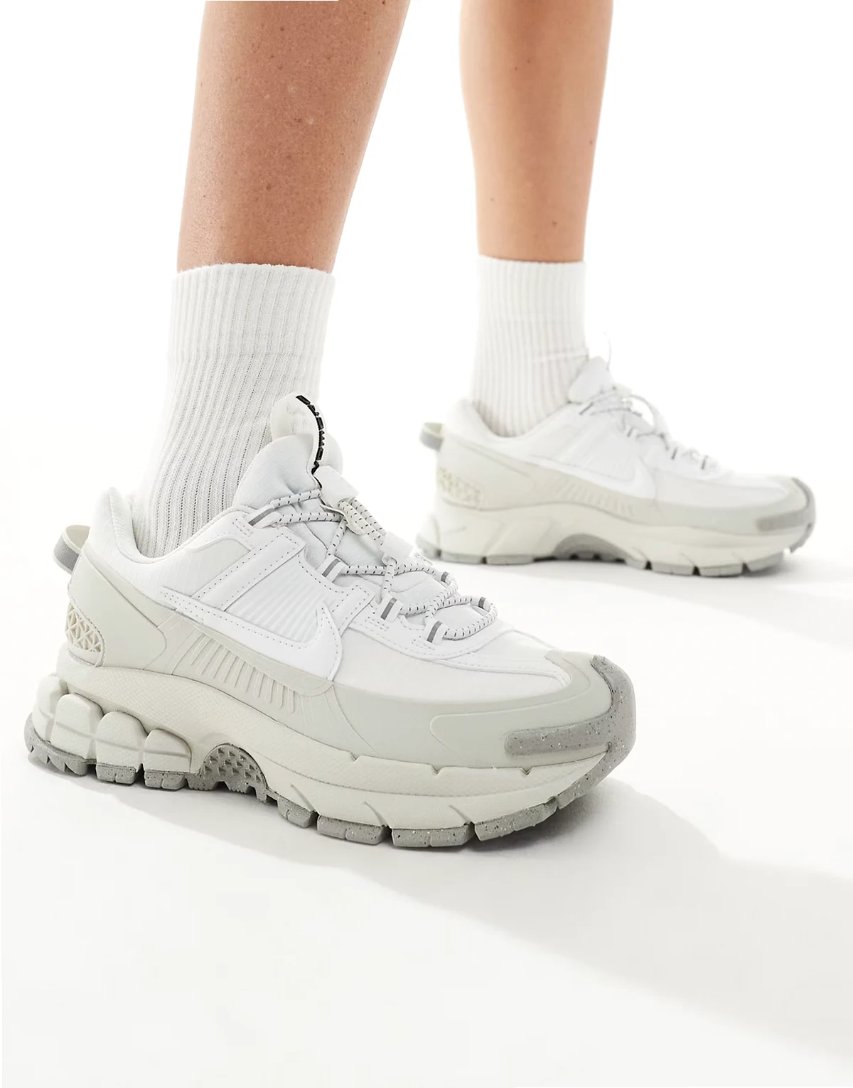 Zoom Vomero 5 Roam sneakers in off white
