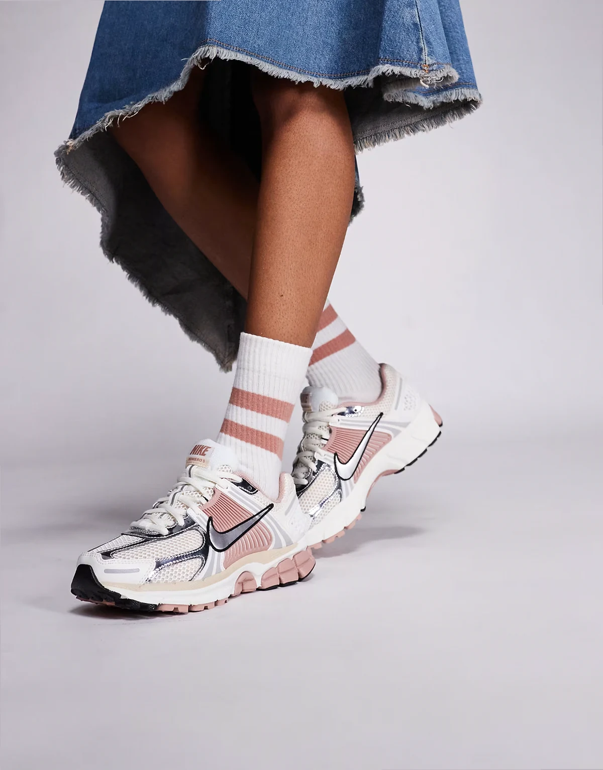 Zoom Vomero 5 sneakers in pink & white